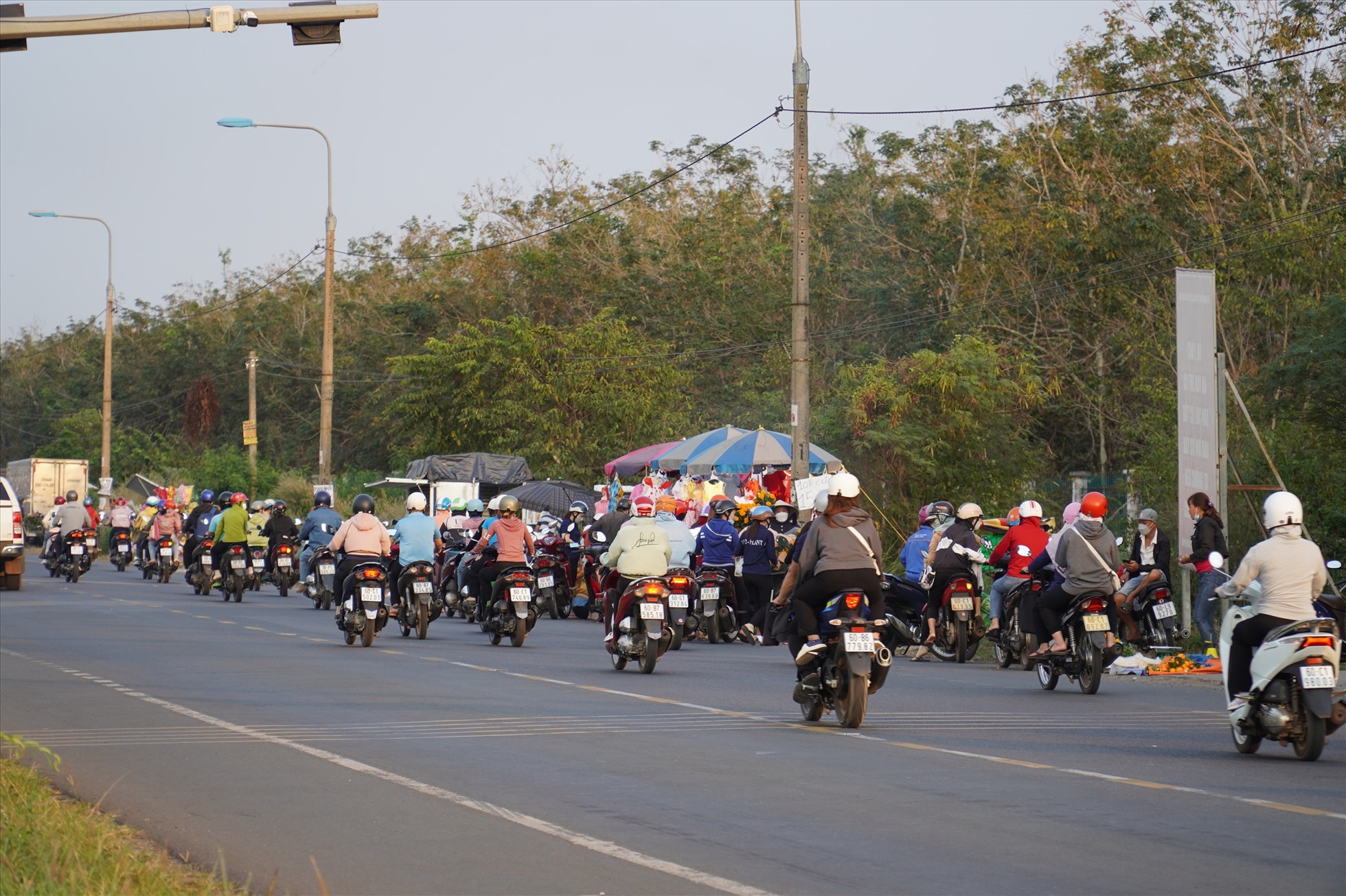Cảnh tan ca trước khu tái định cư Lộc An - Bình Sơn. Ảnh: Hà Anh Chiến