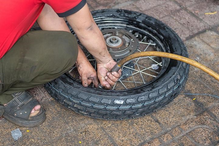 Cần chú ý bảo trì, bảo dưỡng lốp xe máy thường xuyên sau một thời gian sử dụng. Ảnh: Văn Long