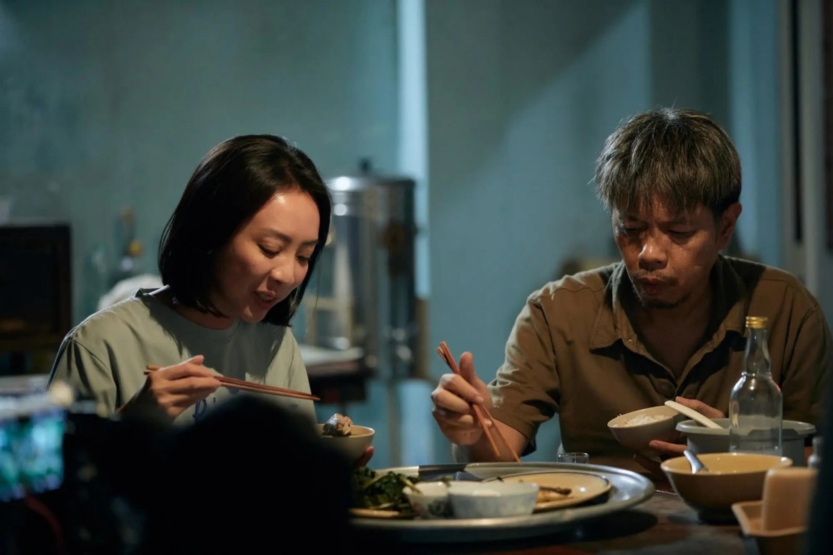 Thái Hòa và Thu Trang trong phim “Con Nhót mót chồng“. Ảnh: Nhà sản xuất cung cấp