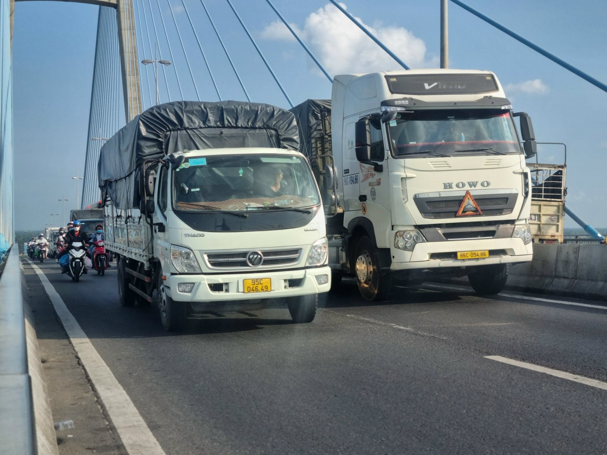 Chiều 3.5, phương tiện tham gia giao thông đoạn qua cầu Mỹ Thuận (Vĩnh Long) không quá nhiều, chỉ tăng khoảng 10%, không xảy ra ùn tắc giao thông.