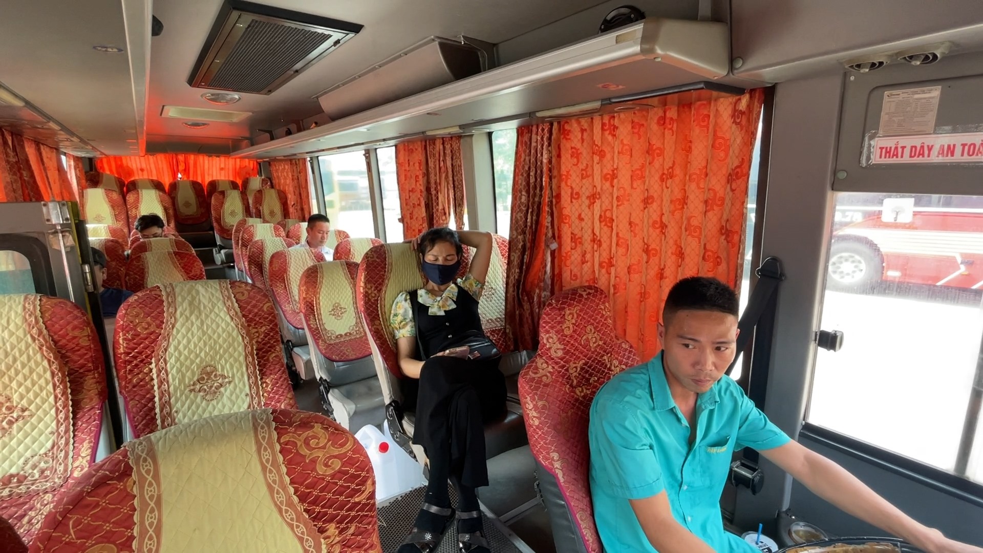 Anh Nguyễn Văn Oanh, lái xe khách Bắc Giang - Hà Nội cho biết, theo kinh nghiệm hôm nay đã chuẩn bị sẵn sàng để đón lượng khách lớn. Tuy nhiên, khác với mọi năm, ngày cuối cùng của kỳ nghỉ lễ 30.4 - 1.5 năm nay khách khá thưa thớt, lái xe cũng bất ngờ vì số lượng khách không đạt như kỳ vọng.