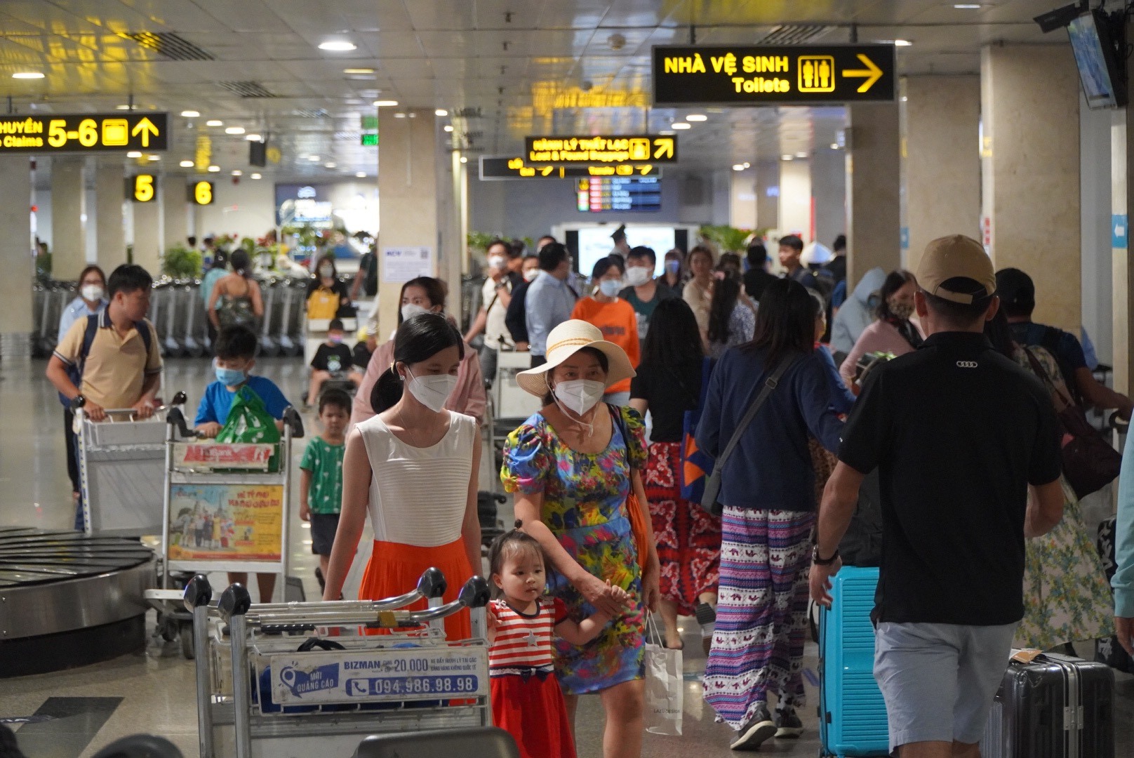 Khác với tình trạng vắng vẻ ở nhiều nơi, sân bay Tân Sơn Nhất (TPHCM) ghi nhận tình trạng đông đúc nhưng không chen lấn. Nhiều hành khách vẫn phải bay trên không 30 phút để đợi đáp chuyến bay.