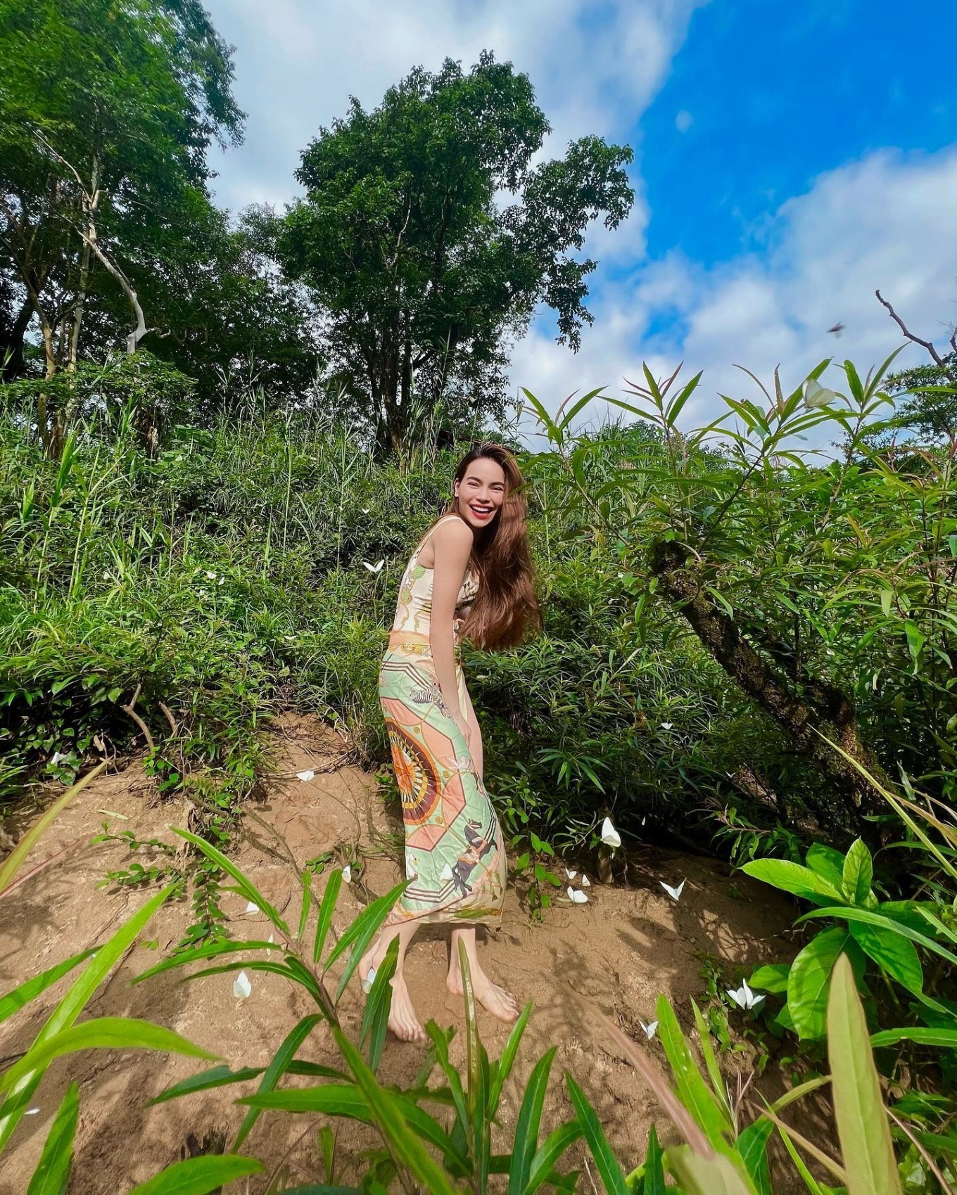 Hà Hồ về quê Quảng Bình du lịch sinh thái, Lệ Quyên - Lâm Bảo Châu nghỉ dưỡng Quy Nhơn, Minh Hằng đi du thuyền ở Bali.