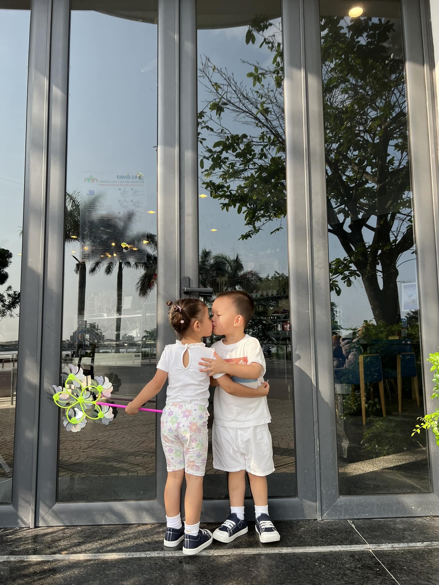 Hồ Ngọc Hà - Kim Lý về quê ở Đồng Hới (Quảng Bình), đoàn tụ với đại gia đình. Cô hẹn gặp ca sĩ đồng hương Mỹ Lệ tại quán ăn của gia đình đàn chị. Sau đó, bà mẹ ba con khám phá một khu du lịch sinh thái tại Quảng Bình, có phong cảnh non nước hữu tình.