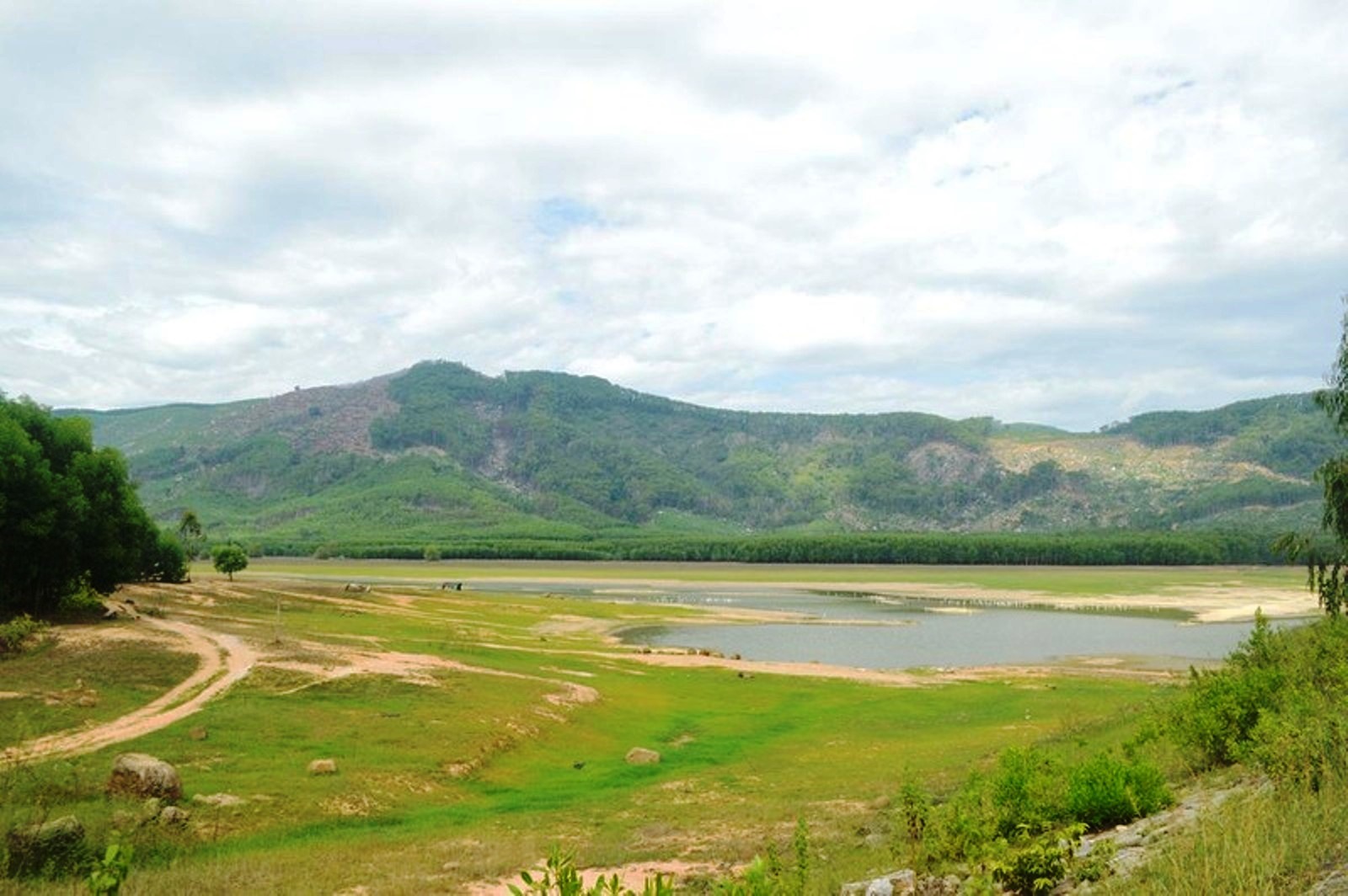 Nhiều hồ chứa nước ở Quảng Ngãi bị xuống cấp, việc được đầu tư sửa chữa, nâng cấp là rất cần thiết. Ảnh: Hiển Cừ
