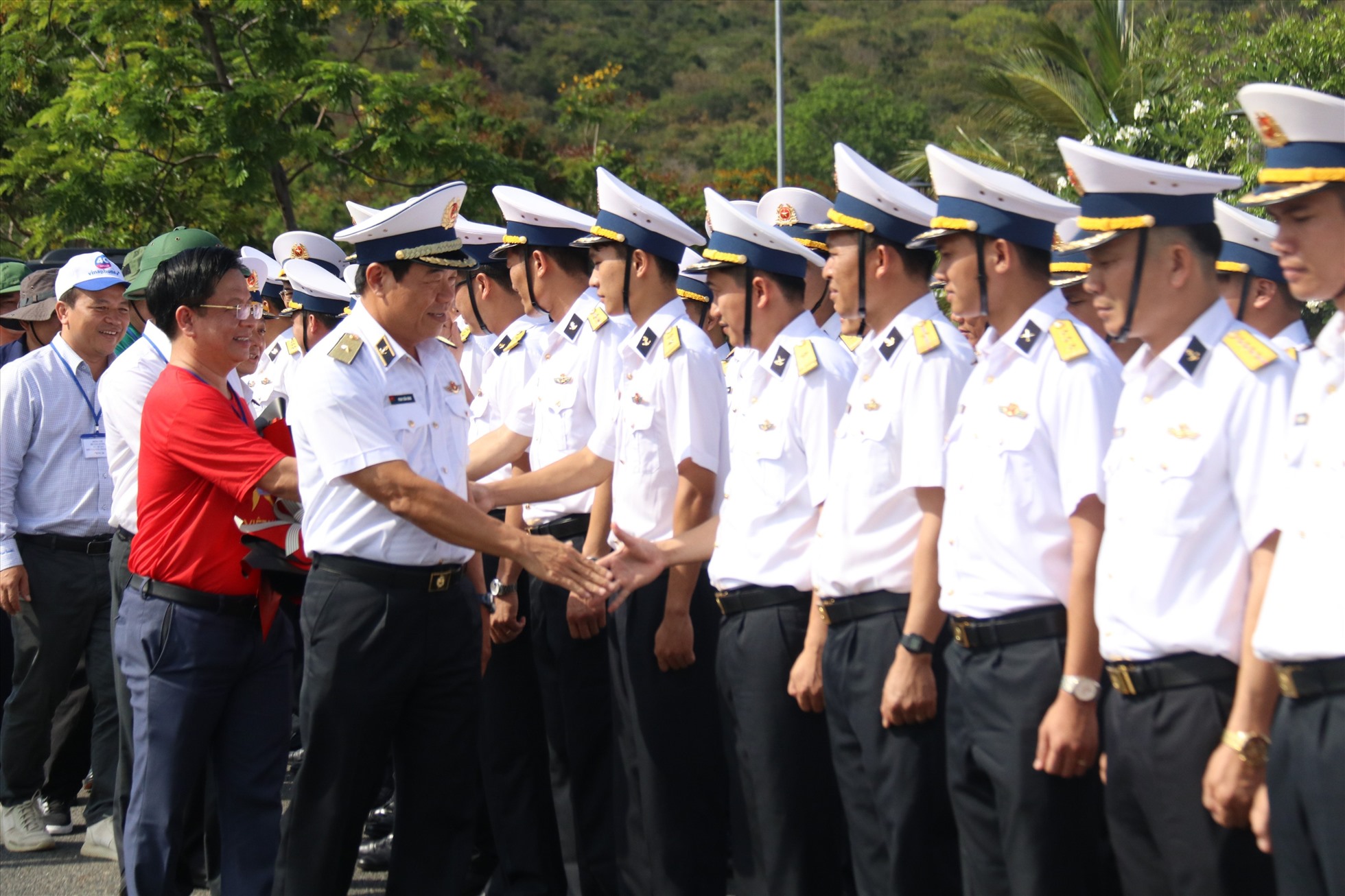 Đoàn công tác của tỉnh Khánh Hòa và các tỉnh lên đường thăm quân dân huyện đảo Trường Sa. Ảnh: Phương Linh
