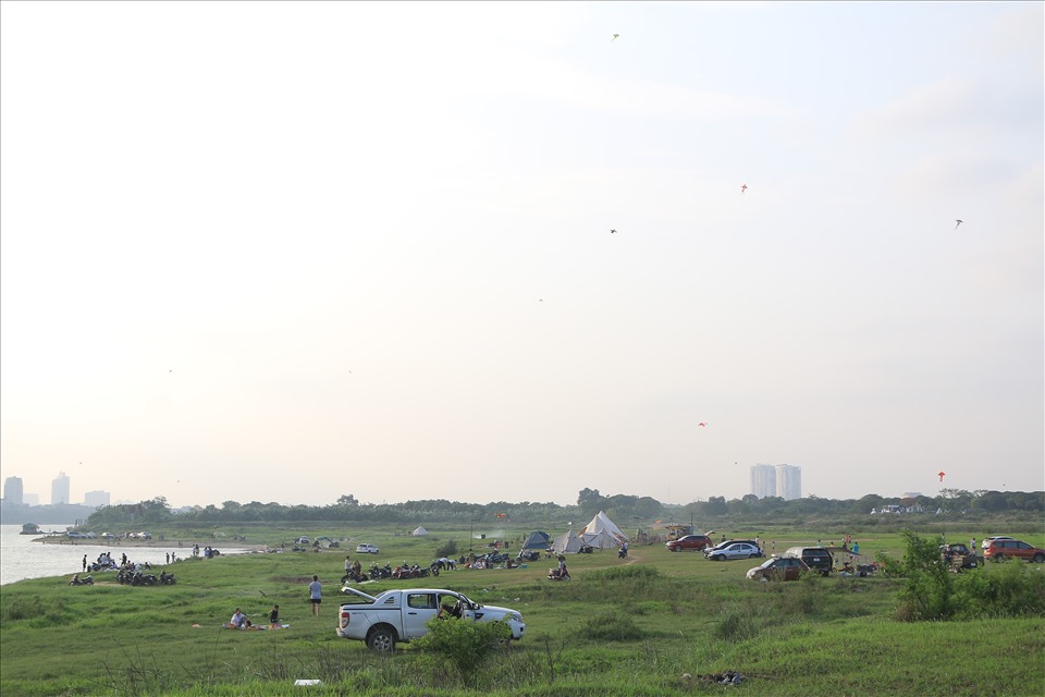 Hình ảnh chụp tại bãi sông Hồng gần khu vực chân cầu Vĩnh Tuy lúc 17h ngày 3.5. Ảnh: Khánh An