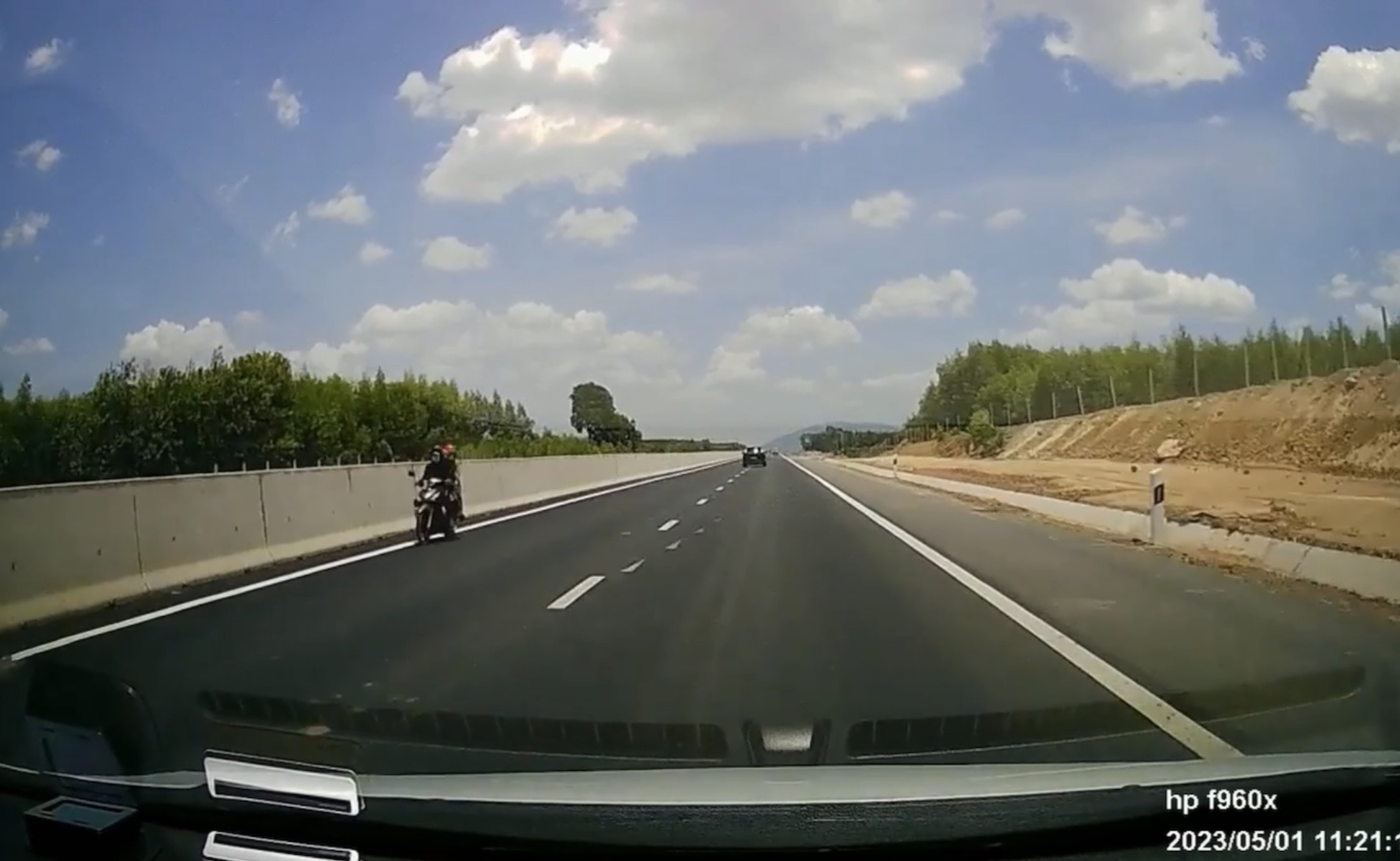 Một xe máy chạy ngược chiều trên cao tốc Phan Thiết - Dầu Giây trưa 1.5. Ảnh: NDCC