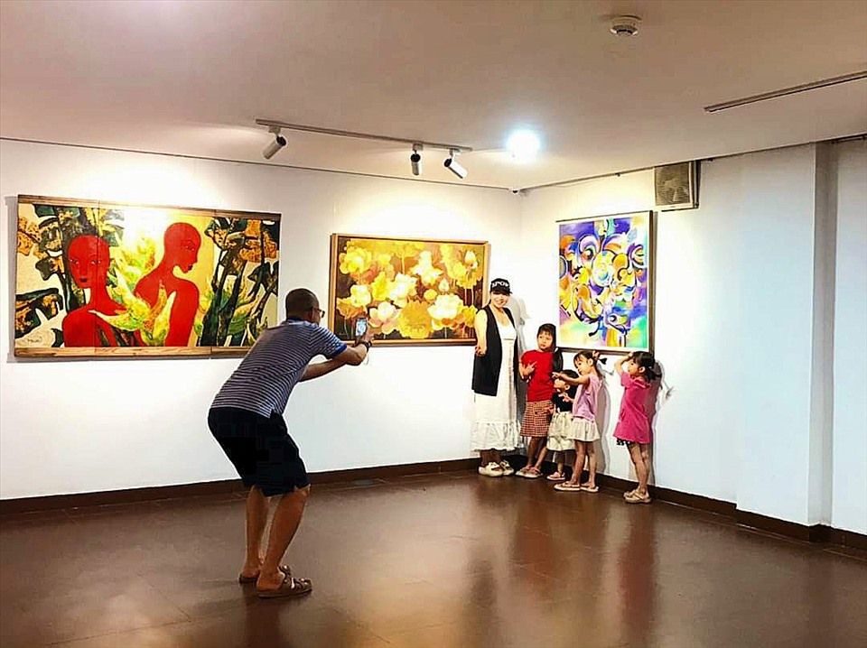 Nhiều gia đình lựa chọn tham quan bảo tàng Mỹ thuật Đà Nẵng thay vì các điểm tham quan khác. Ảnh: Nguyễn Linh