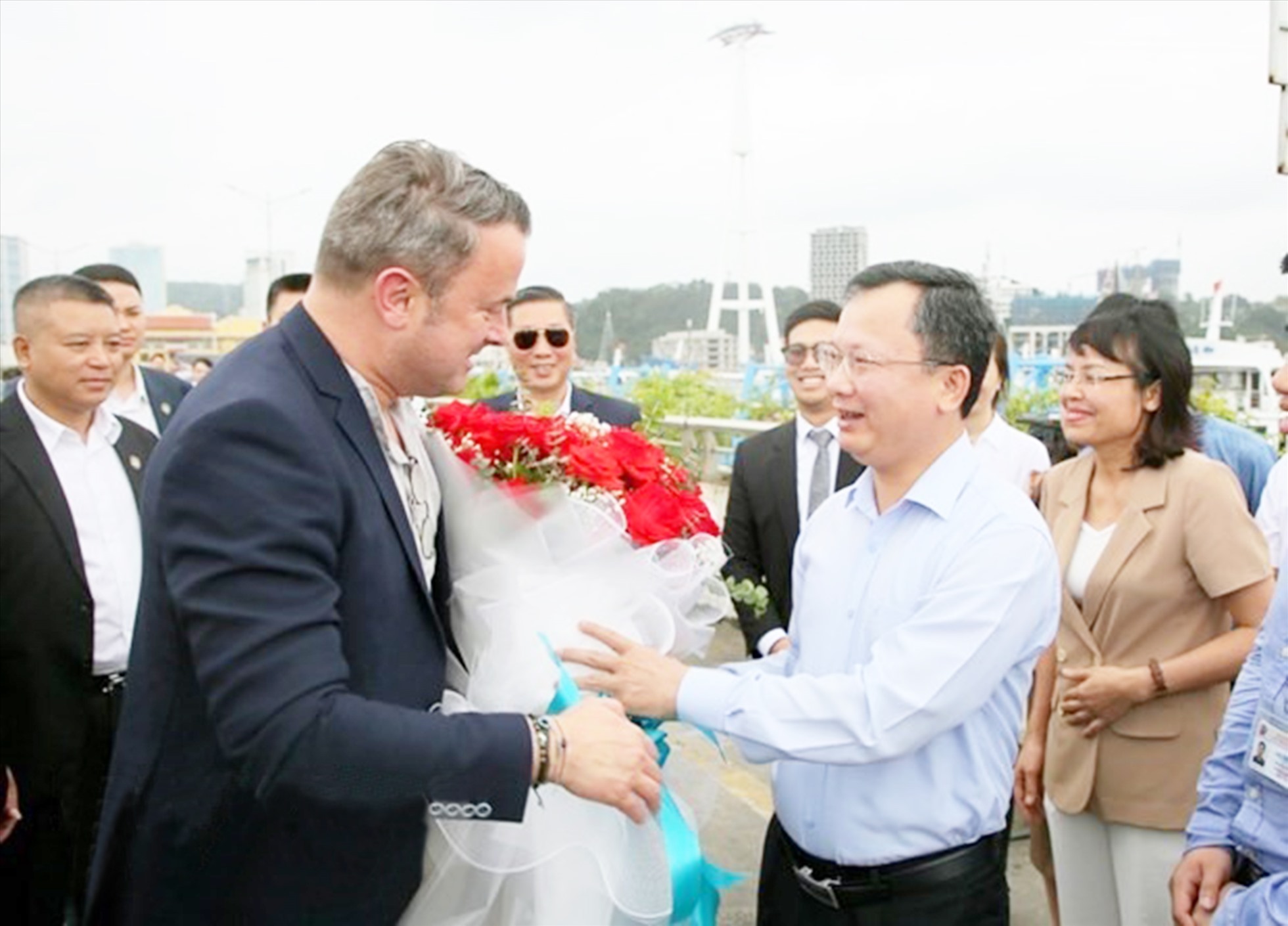 Quyền Chủ tịch Uỷ ban Nhân dân tỉnh Quảng Ninh Cao Tường Huy tặng hoa chào mừng Thủ tướng Đại Công quốc Luxembourg Xavier Bettel. Ảnh: TTXVN