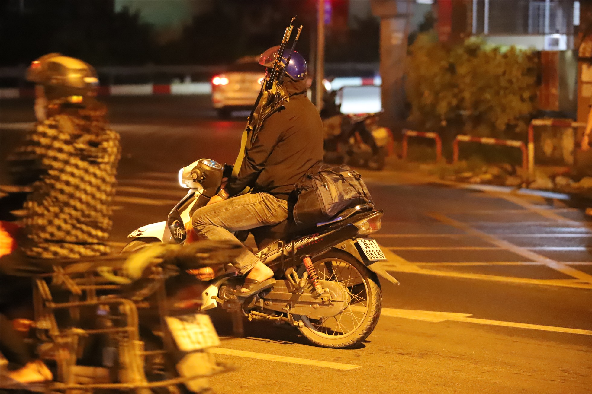 Trong đó có nhiều người ở Thanh Hoá, Nghệ An di chuyển 200-300 km bằng xe máy để trở lại thành phố. Ảnh: Hữu Chánh