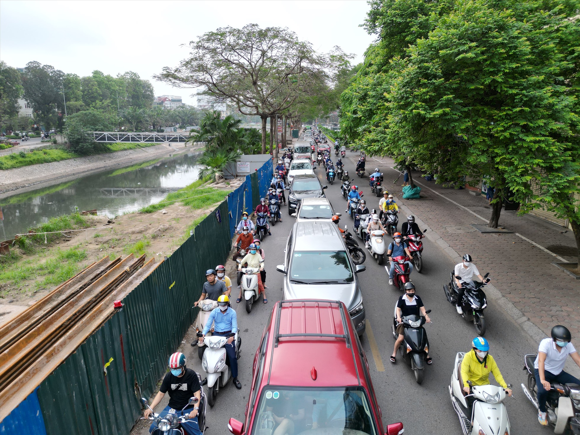 Ùn tắc trên đường Nguyễn Ngọc Vũ, các phương tiện lấn sang cả làn đường ngược chiều. Ảnh: Hữu Chánh