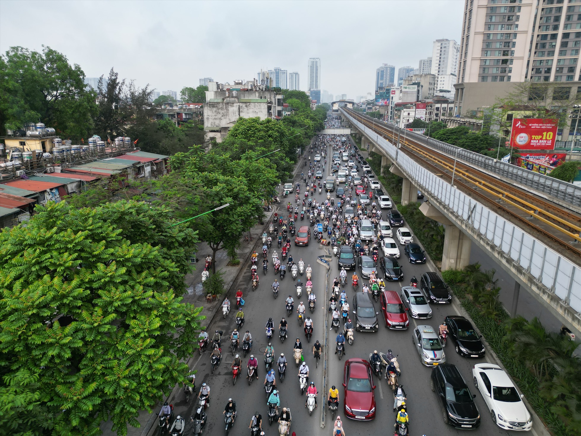 Phương tiện ken đặc trên đường Nguyễn Trãi hướng về trung tâm thành phố. Ảnh: Hữu Chánh