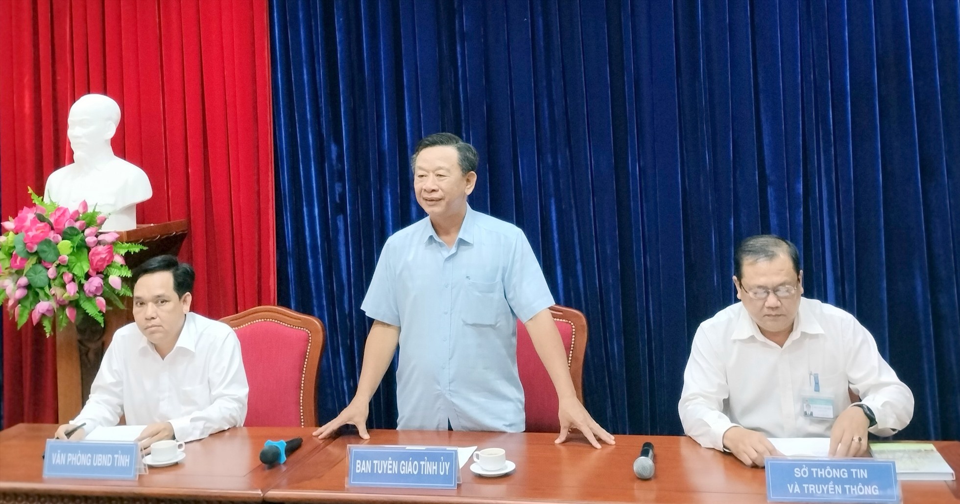 Trưởng Ban Tuyên giáo Tỉnh ủy Cà Mau họp báo cho biết đang xác minh đoạn ghi âm nhạy cảm liên quan đến Phó chủ tịch UBND huyện Phú Tân. Ảnh: Nhật Hồ