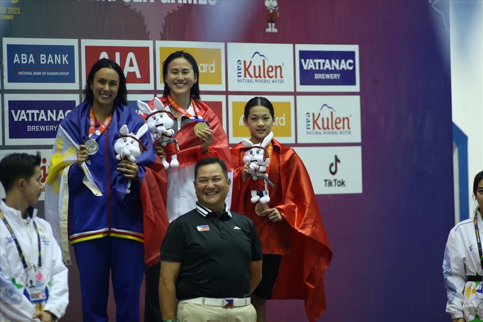 Nguyễn Thuý Hiền (ngoài cùng bên phải) giành được 1 huy chương đồng tại SEA Games 32. Ảnh: Quý Lượng