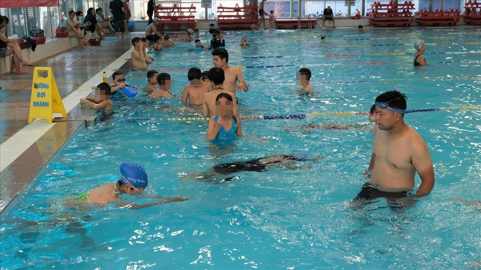 Nhiều phụ huynh ưu tiên cho con học bơi trong dịp hè. Ảnh: Phong Linh
