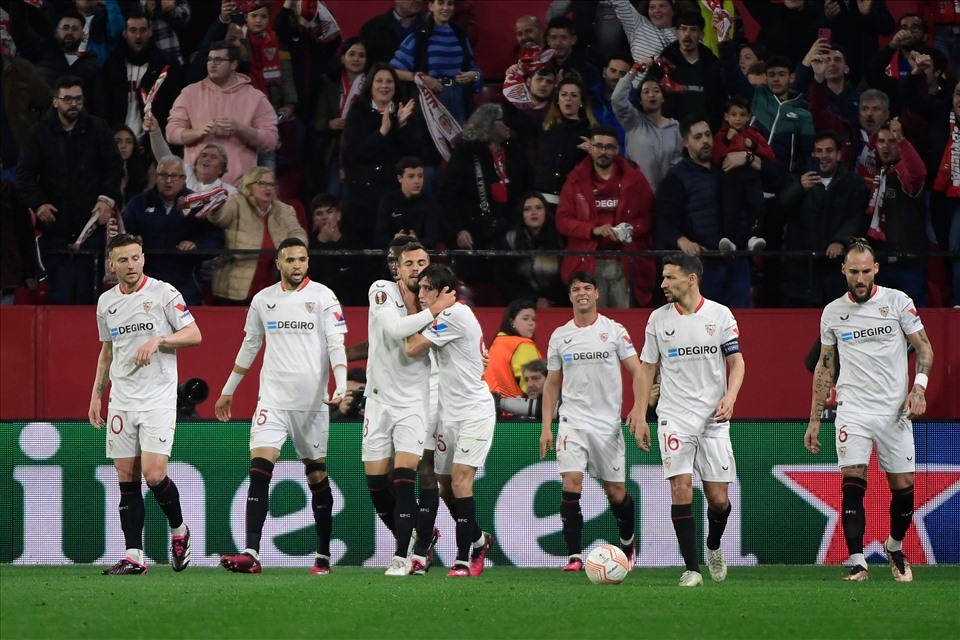 Sevilla được dự báo sẽ gặp khó khăn trước hàng phòng ngự lùi sâu của Roma. Ảnh: AFP