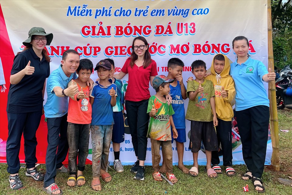 Hơn 100 trẻ em tại Đắk Lắk sẽ được học bóng đá miễn phí. Ảnh: Trúc Phương