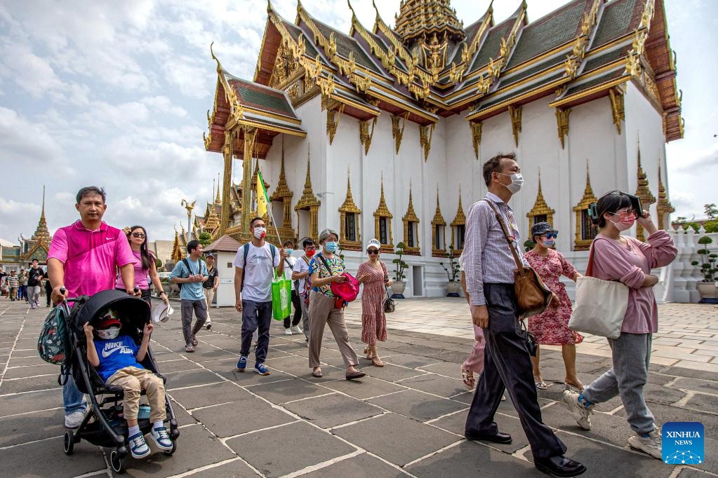 Khách Trung Quốc tham quan Cung điện Hoàng gia tại Bangkok, Thái Lan vào 7.2.2023. Ảnh: Xinhua