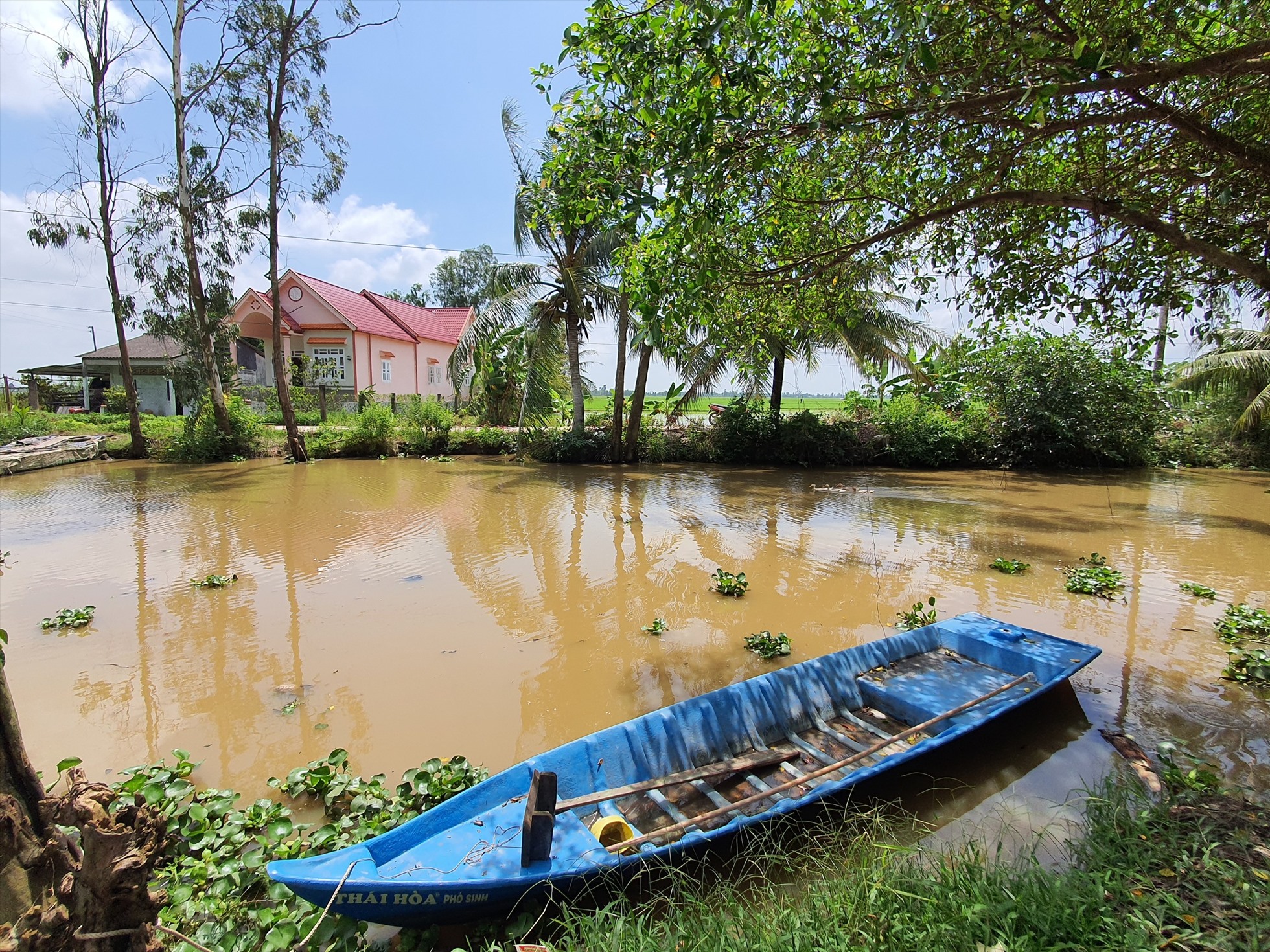 Nhiều hộ gia đình nông thôn ở tỉnh Bạc Liêu sống không tập trung, bốn bề  sông nước nên rất khó vận động trang bị mỗi hộ ít nhất 1 bình chữa cháy. Ảnh: Nhật Hồ