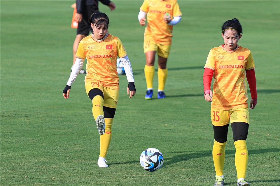 Đội tuyển nữ Việt Nam đang dần thích nghi với trái bóng chính thức của World Cup 2023. Ảnh: Minh Dân