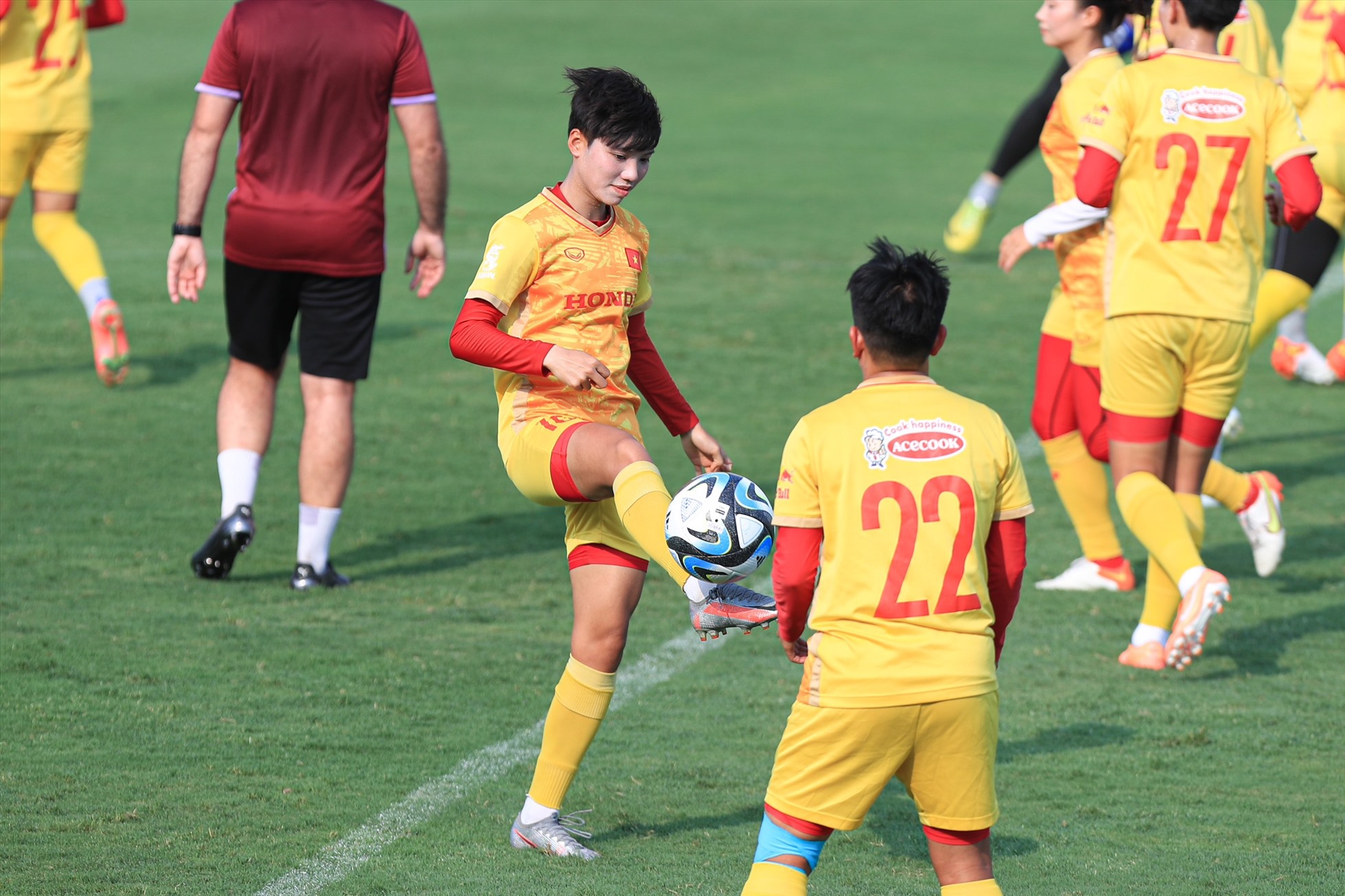 Cũng trong buổi tập này, tuyển nữ Việt Nam tiếp tục tập luyện với trái bóng chính thức của World Cup nữ 2023.