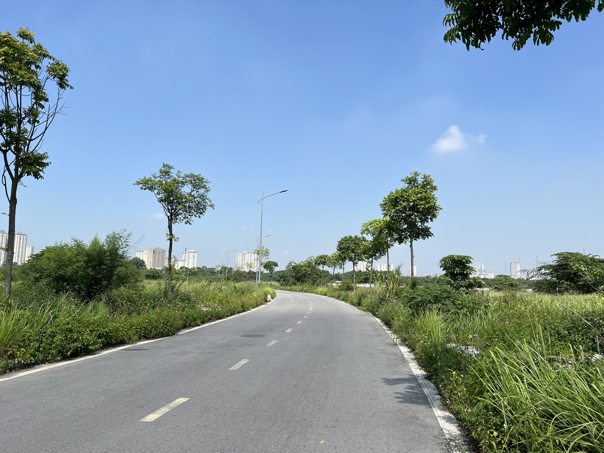 Công viên Chu Văn An hiện chỉ mới được hoàn thiện một phần đường nội bộ. Ảnh: Nguyễn Thúy
