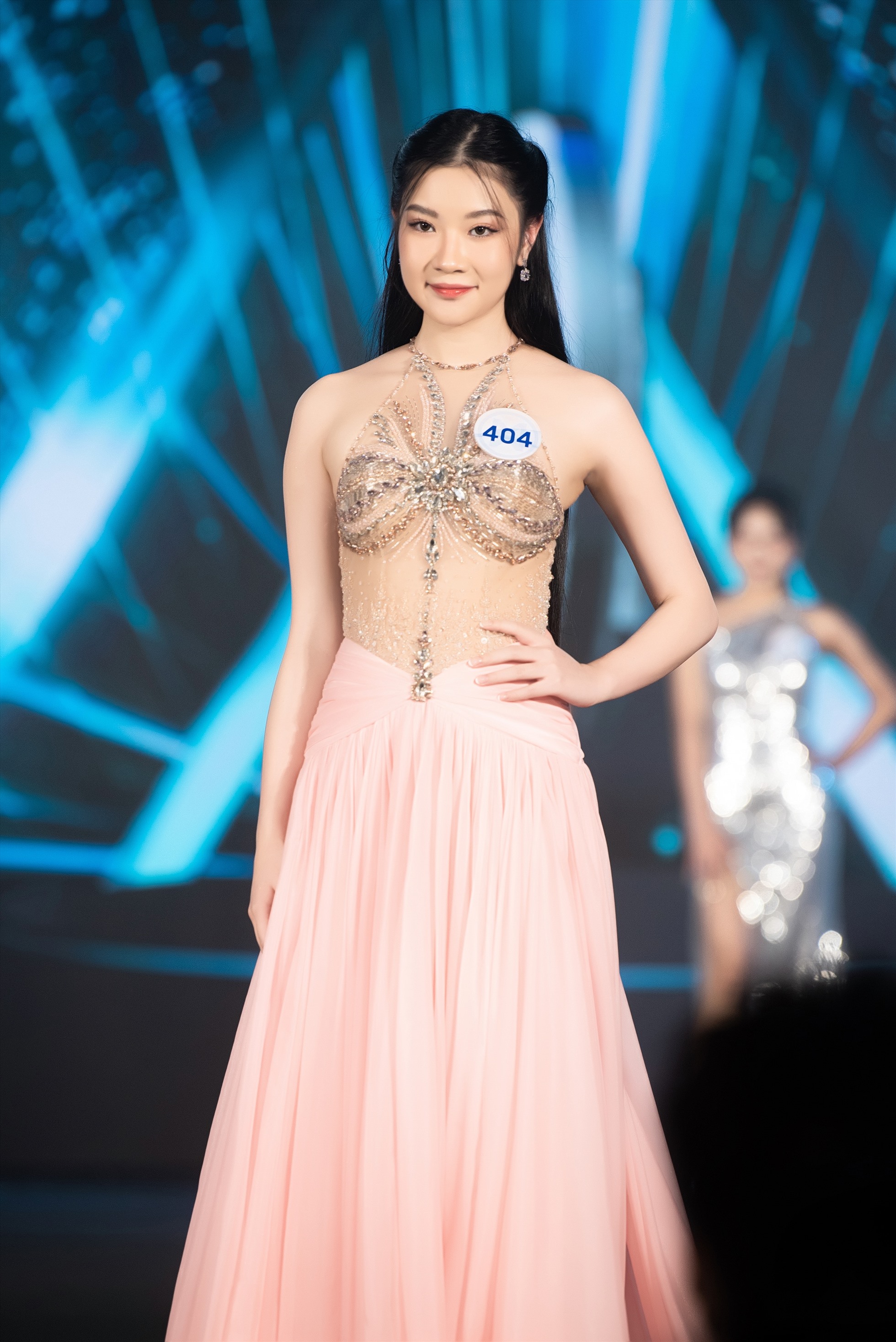 Phạm Hương Anh cũng là thí sinh Miss World Việt Nam 2023 được chú ý từ những ngày đầu. Mặc dù không có chiều cao nổi bật nhưng Hương Anh gây ấn tượng bởi bảng dài thành tích như: Giành học bổng 1,7 tỉ tại trường Đại học Union College (Mỹ), Giải Vàng tại Diễn đàn Phát minh Toàn cầu 2022, Giải Vàng tại Viện Nghiên cứu Giáo dục Sáng tạo tại thuộc Hội đồng nghiên cứu Quốc gia Thái Lan 2023... Miss World Việt Nam 2022 Mai Phương cũng không có chiều cao ấn tượng bởi vậy Hương Anh vẫn được coi là một ứng viên “nặng ký” cho ngôi vị cao quý. Ảnh: Sen Vàng.