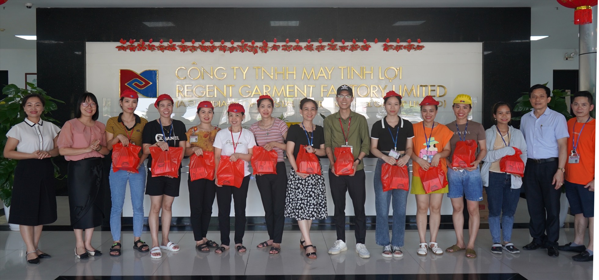 Người lao động Công ty TNHH May Tinh Lợi phấn khởi nhận quà từ Quỹ Tấm lòng vàng và Nestlé Việt Nam. Ảnh: Mai Dung