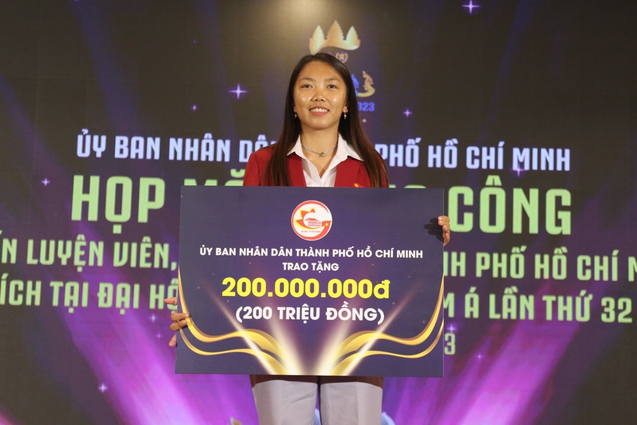 Nữ cầu thủ Huỳnh Như được thưởng 200 triệu đồng. Ảnh: Ngọc Ánh