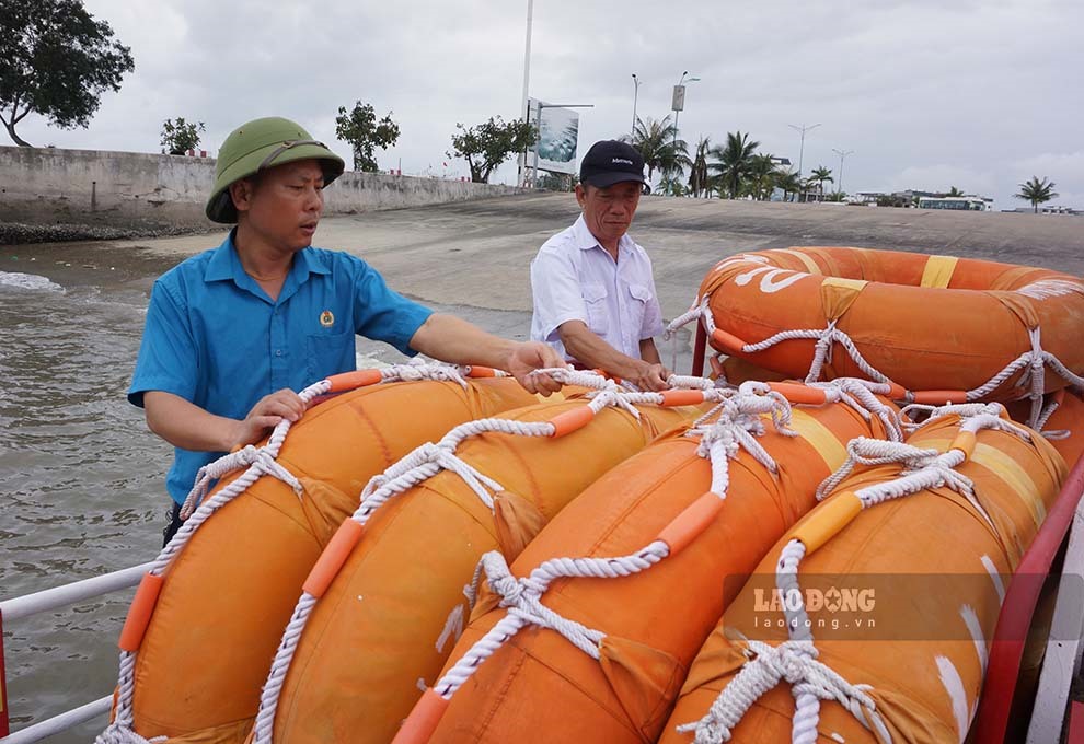 Anh Nguyễn Văn Thái kiểm tra công tác an toàn tại bến phà Tuần Châu. Ảnh: Đoàn Hưng
