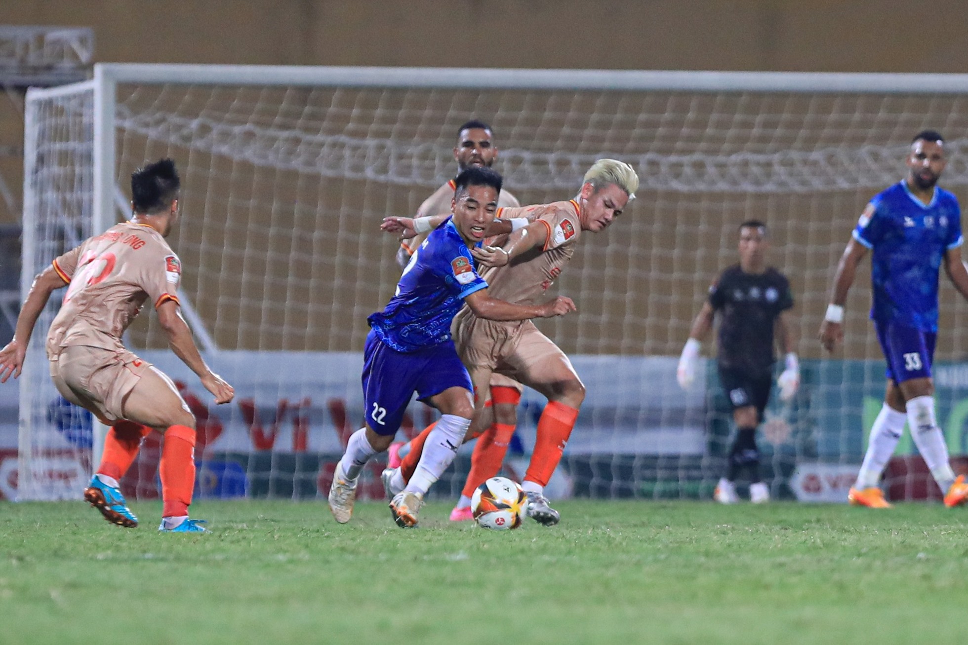 Hoà 0-0, Công an Hà Nội thu hẹp khoảng cách với đội đầu bảng Thanh Hoá xuống còn 3 điểm nhưng thi đấy nhiều hơn 1 Trần. Trong khi đó, Khánh Hoà xếp vị trí thứ 8 với 11 điểm có được.