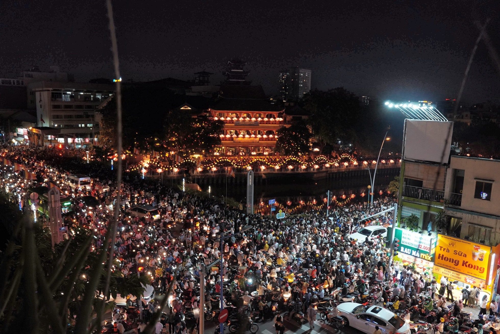 Tối 30.5, rất đông người dân đổ về chùa Pháp Hoa (Quận 3, TP Hồ Chí Minh) để tham gia nghi thức thả hoa đăng và cầu nguyện những điều tốt lành nhân dịp lễ Phật đản 2023. Lượng xe quá lớn khiến giao thông quanh khu vực “tê liệt” trong nhiều giờ.