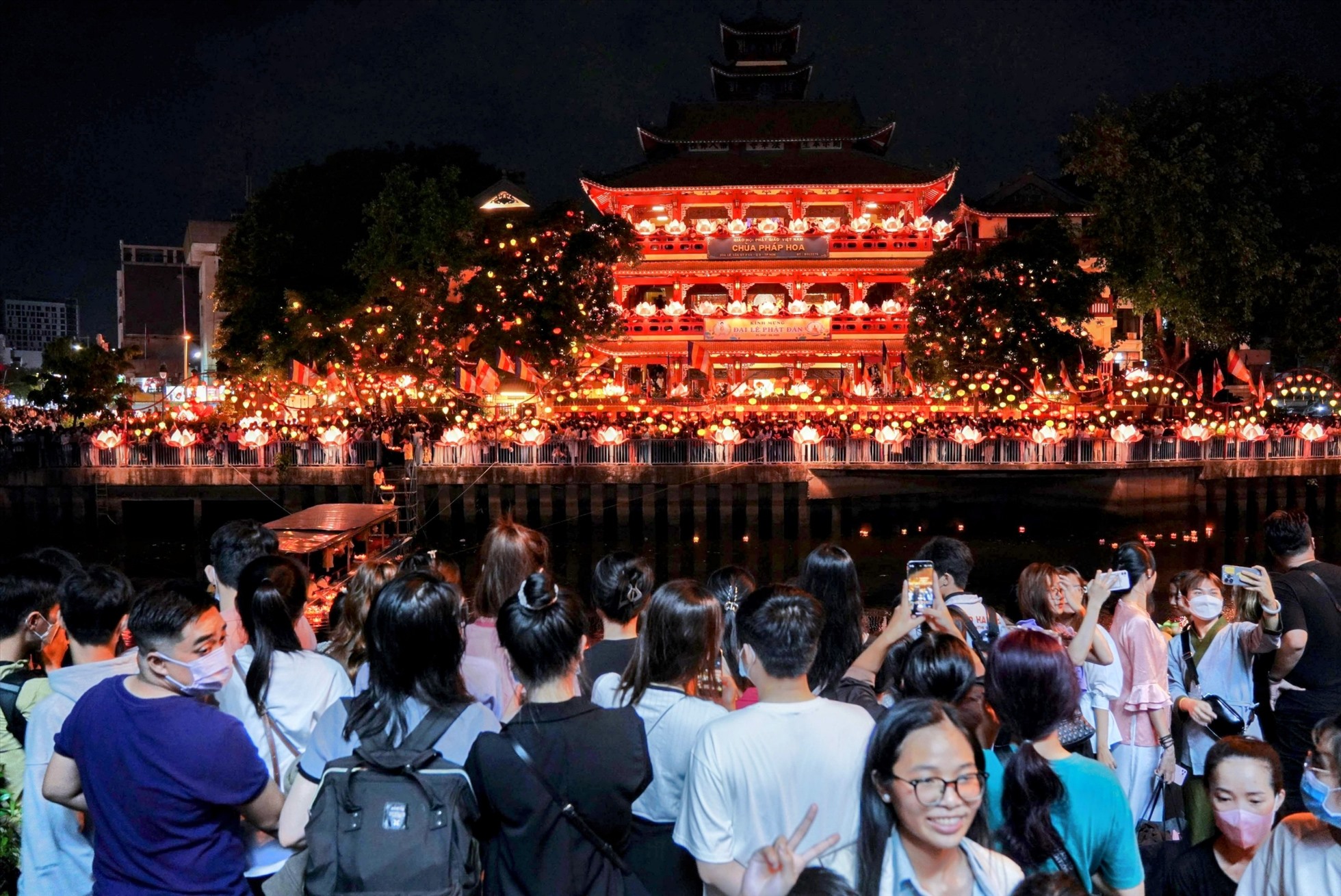 Lễ thả hoa đăng là sự kiện được chùa Pháp Hoa tổ chức vào mỗi dịp Phật Đản hằng năm. Đây được coi là lễ hội thả hoa đăng lớn nhất tại TP Hồ Chí Minh.
