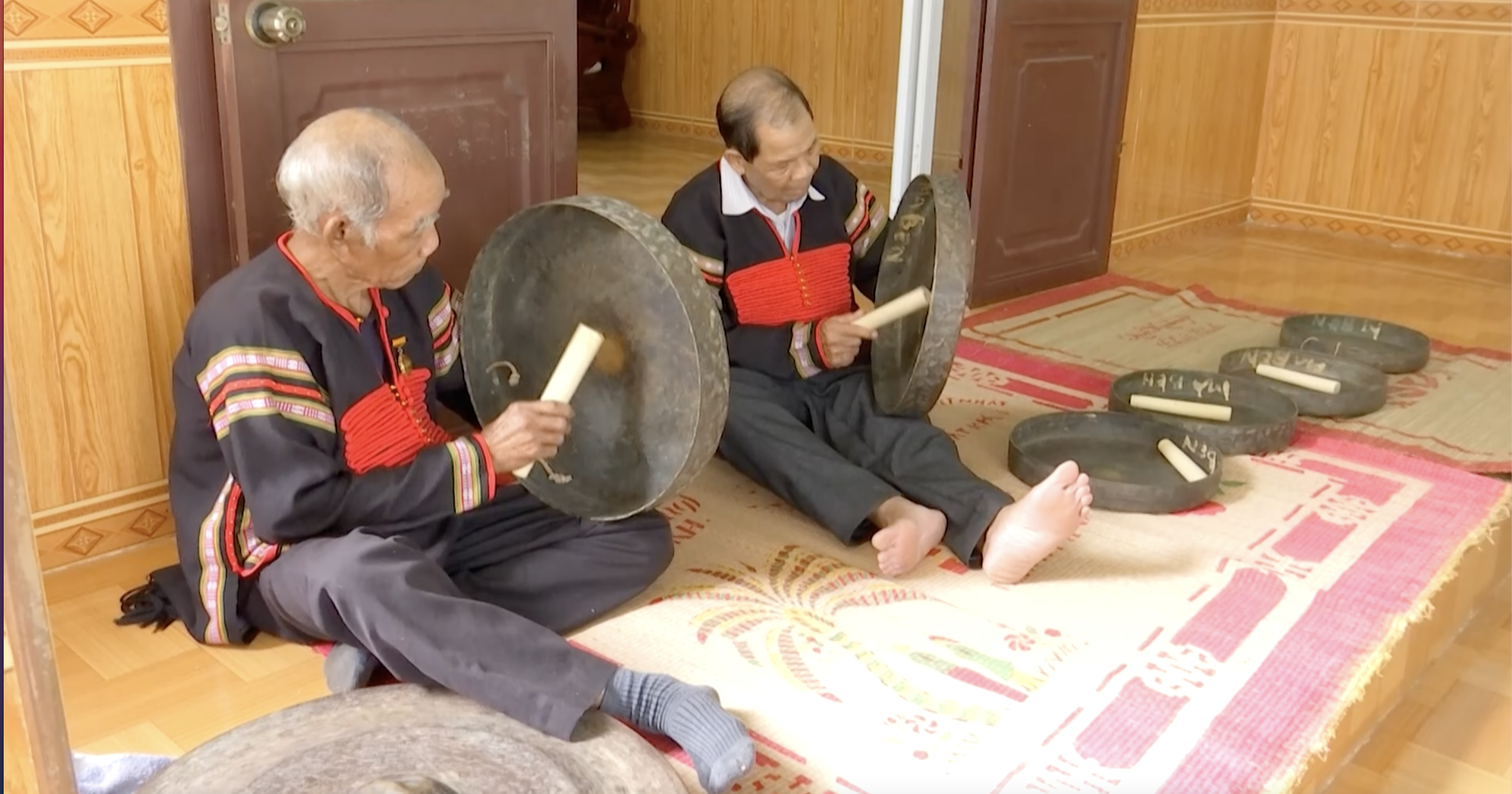 Chỉ còn một số ít người lớn tuổi đồng bào Ê đê còn chơi được những nhạc cụ truyền thống. Ảnh: Bảo Trung