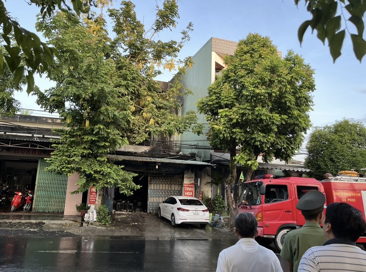 Hiện trường vụ cháy xảy ra giữa đêm, trong căn nhà kiên cố, cửa đóng kín nên công tác cứu hộ gặp khó khăn. Ảnh Hoàng Bin