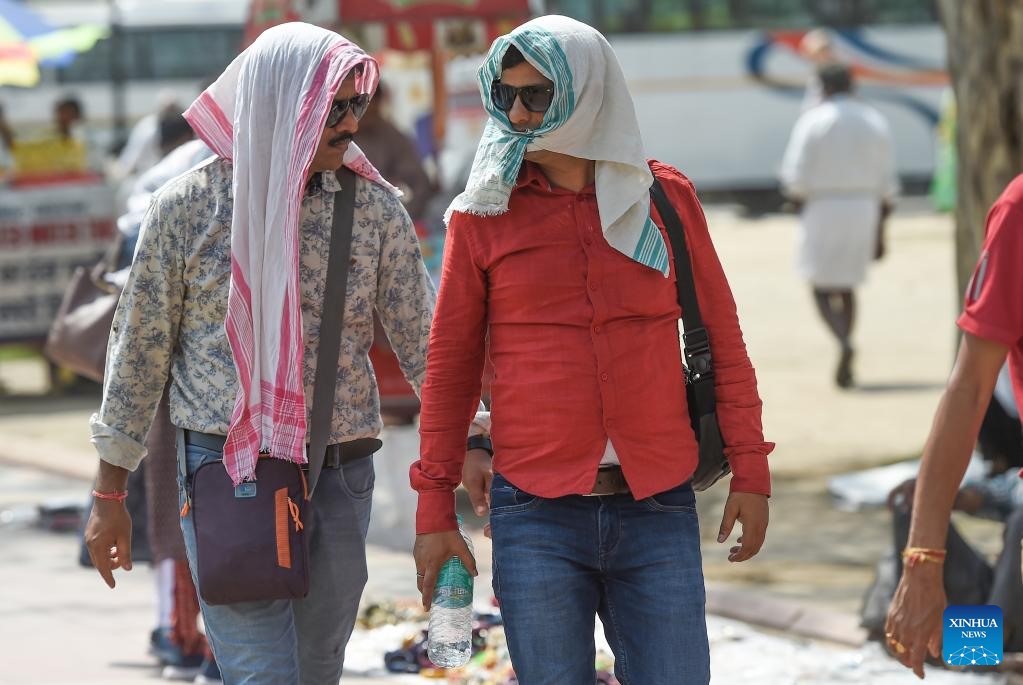Ấn Độ nắng nóng tới 45 độ C trong những tuần gần đây. Ảnh: Xinhua