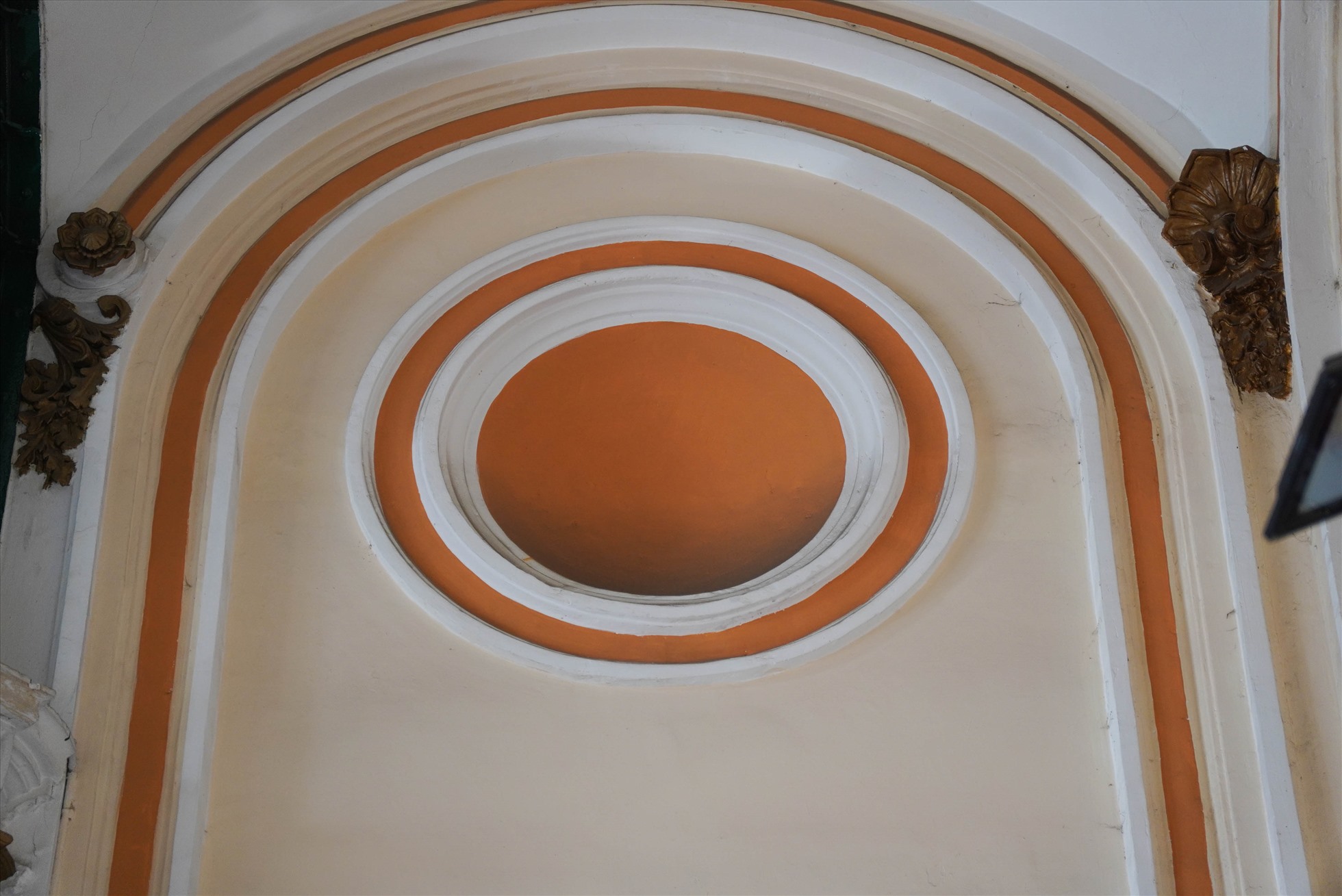 Kết cấu vòm cung xuất hiện dày đặc trong các họa tiết, đường chỉ nổi trang trí bên trong tòa nhà.