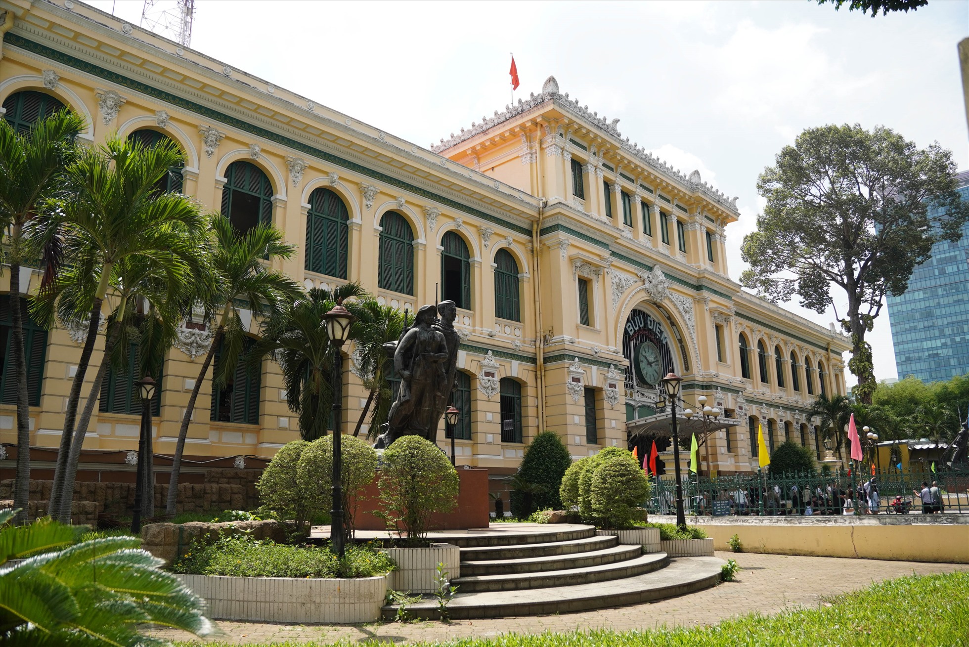 Tạp chí Condé Nast Traveller mô tả: “Mặt tiền màu vàng và cửa chớp màu xanh lá của Bưu điện Sài Gòn đã biến tòa nhà không chỉ là một bưu điện mà trở thành điểm đến thu hút khách du lịch“.