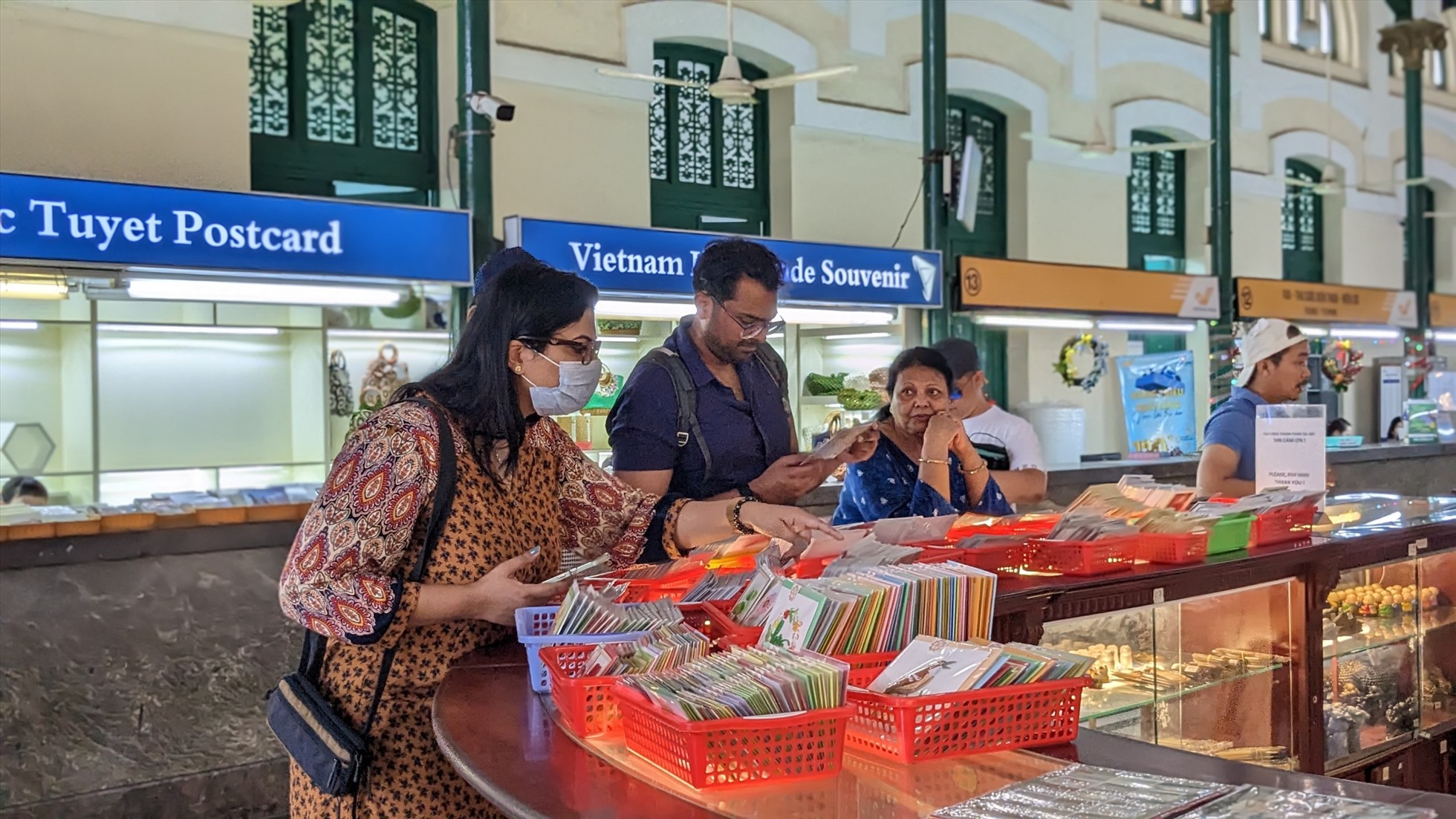 Dọc hai bên hành lang tòa nhà được bày bán hàng nghìn sản phẩm đồ lưu niệm, bưu ảnh về đất nước con người Việt Nam cũng như về Sài Gòn nói riêng để phục vụ khách du lịch.