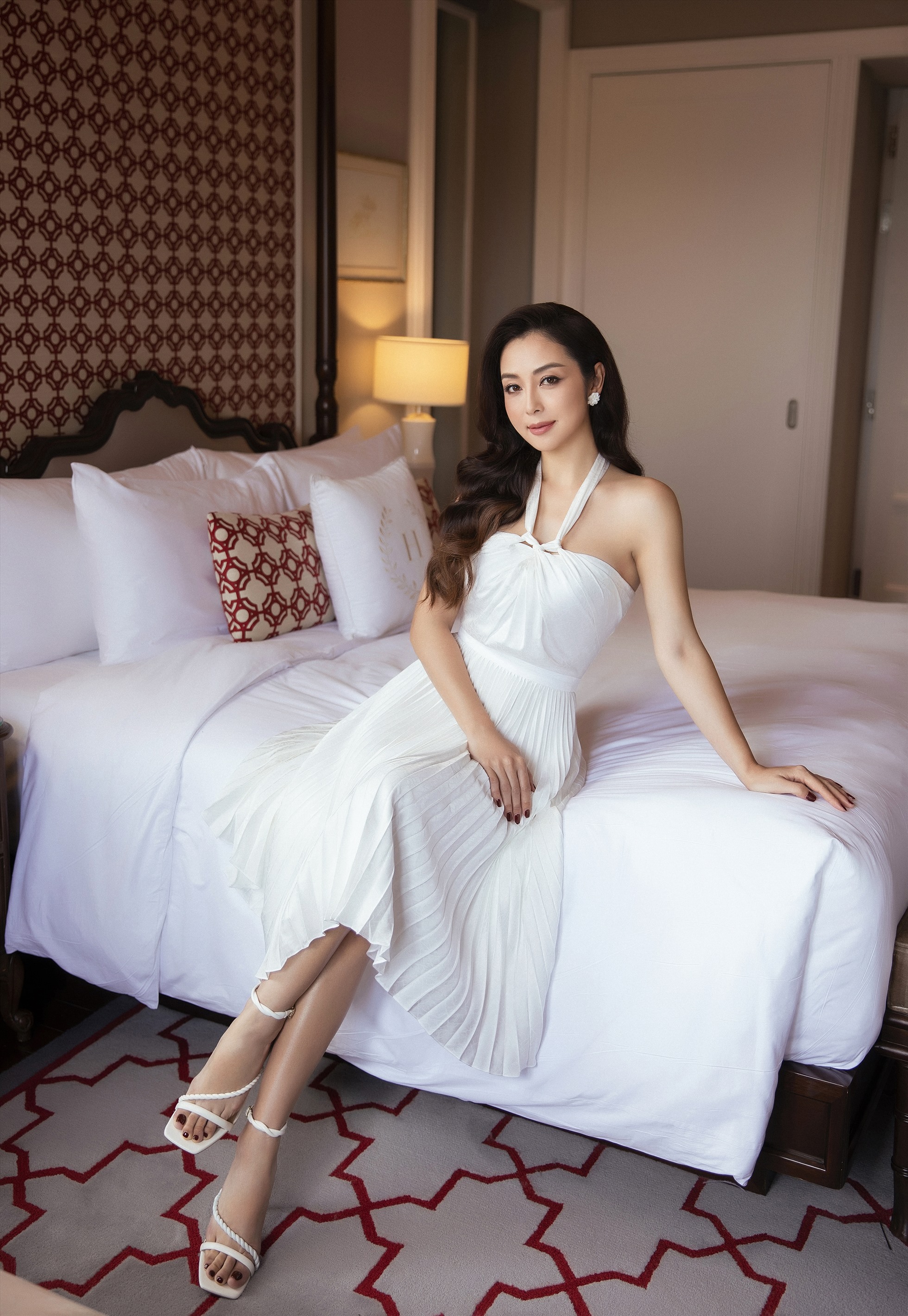 Hoa hậu Jennifer Phạm tái xuất công chúng bằng bộ ảnh thời trang kết hợp cùng NTK Lê Thanh Hòa.