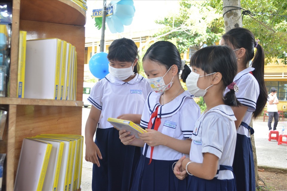 Trẻ em tại Đà Nẵng được khám sức khỏe, tặng sách. Ảnh minh hoạ: Thuỳ Trang