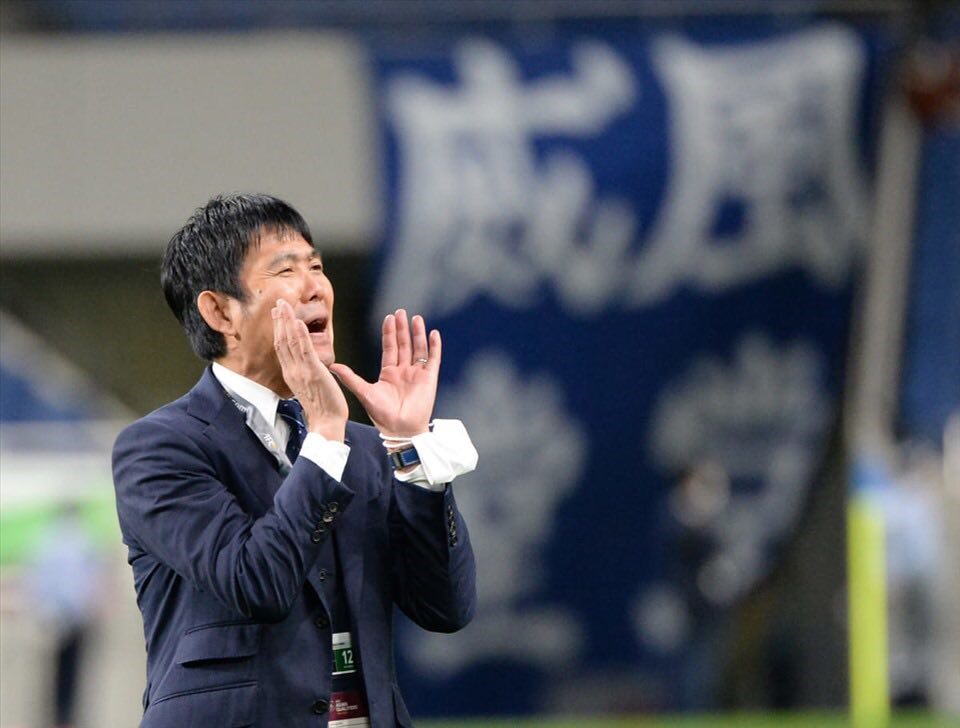 Huấn luyện viên Hajime Moriyasu đề phòng các đối thủ tại Asian Cup 2023. Ảnh: Sponichi