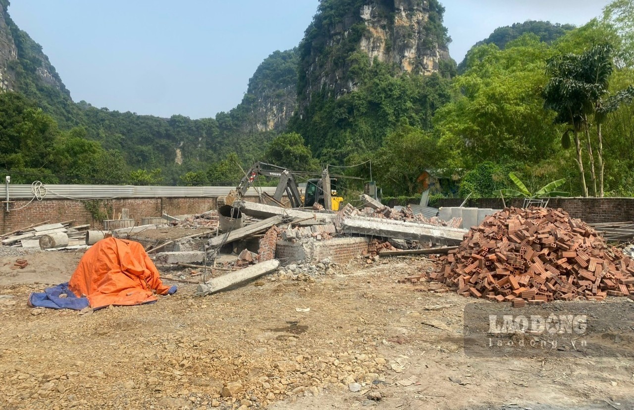 Lực lượng chức năng tháo dỡ công trình trái phép, xâm phạm đến vùng lõi của Di sản Tràng An (tại thôn Hải Nham, xã Ninh Hải, huyện Hoa Lư, Ninh Bình). Ảnh: Diệu Anh