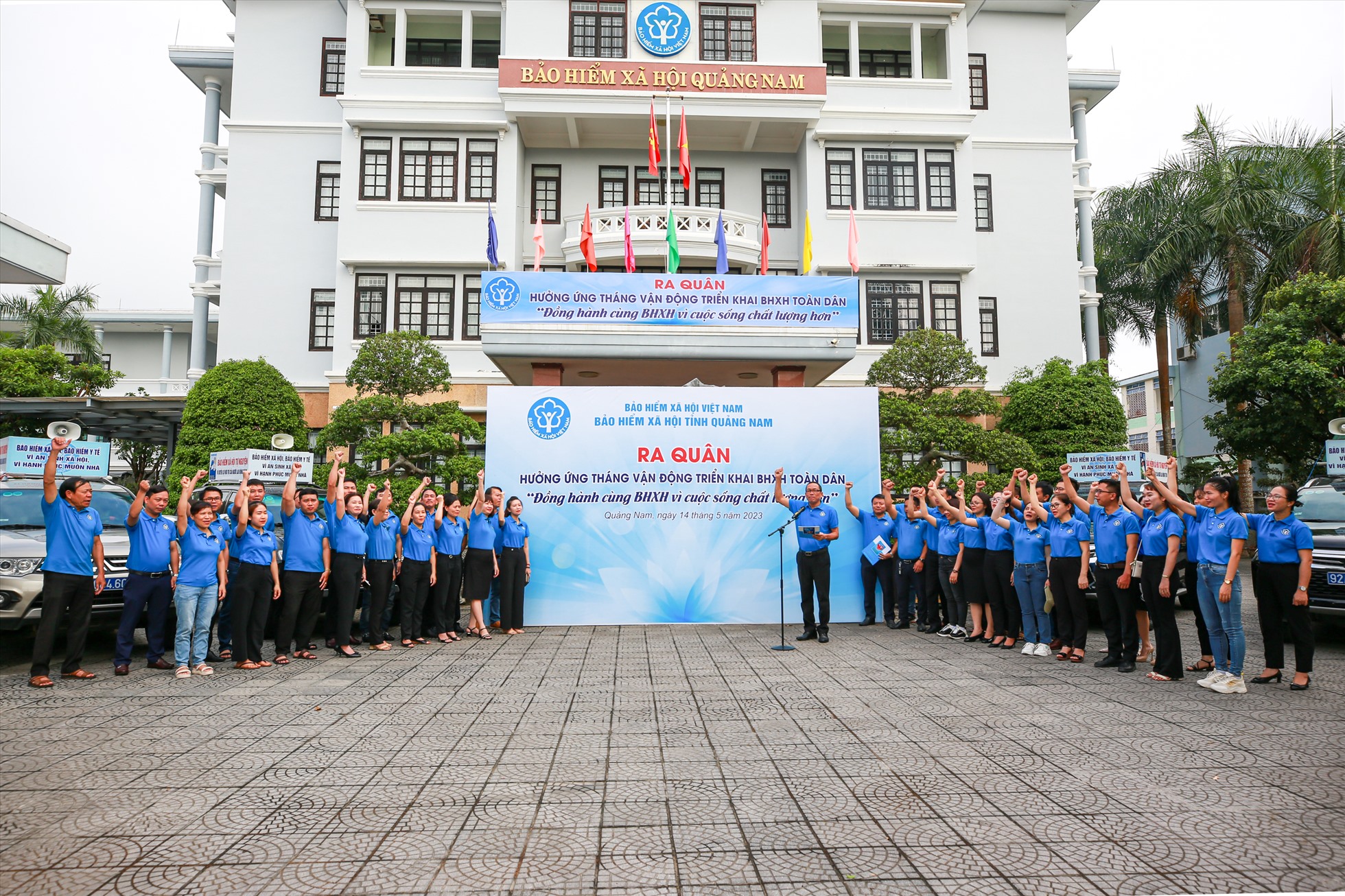 BHXH Quảng Nam ra quân tuyên truyền vai trò, ý nghĩa của chương trình bảo hiểm toàn dân. Ảnh BHXH Quảng Nam