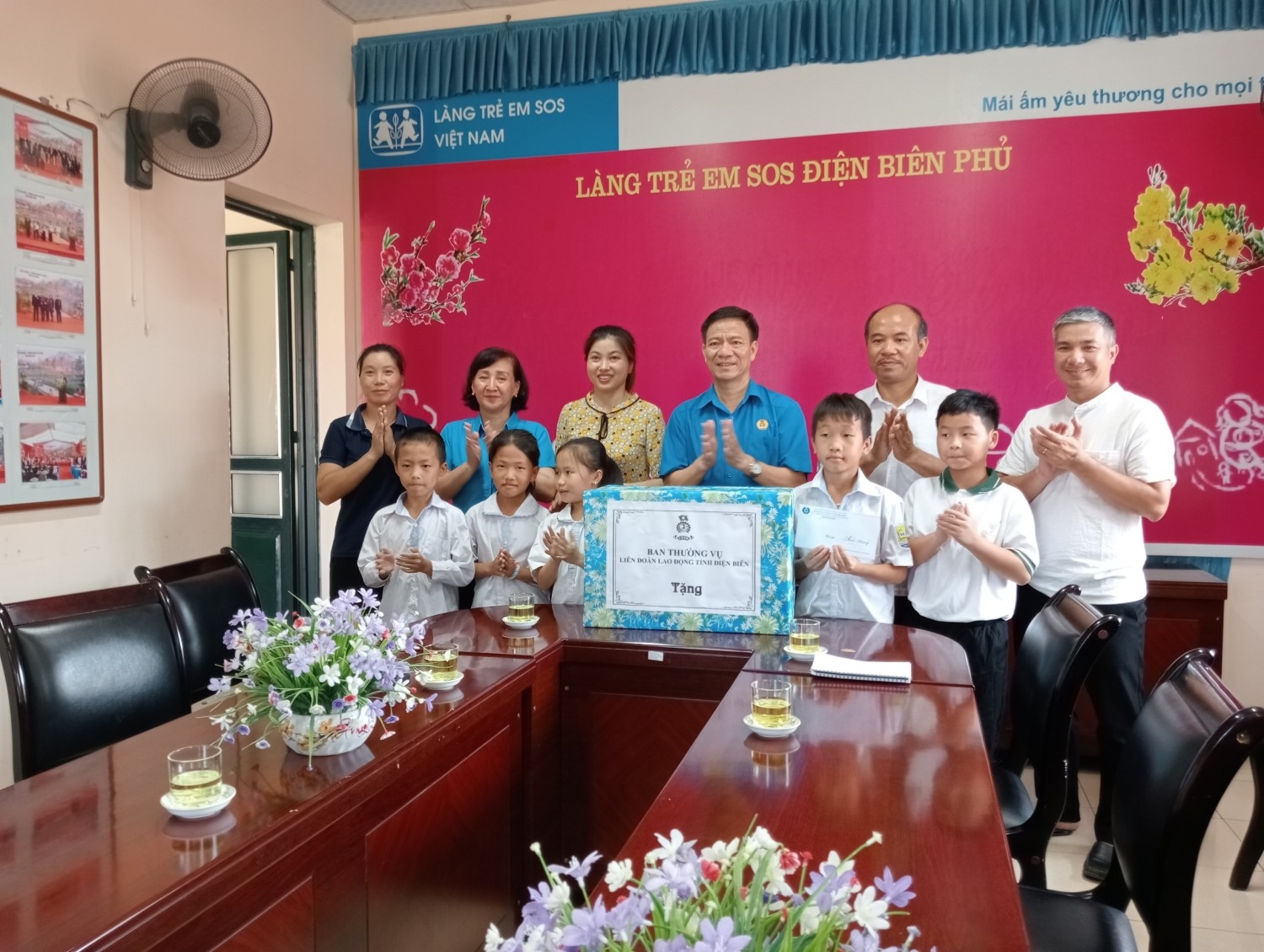 Đồng chí Lê Thanh Hà - Chủ tịch LĐLĐ tỉnh thăm, tặng quà cho các cháu tại Làng trẻ em SOS Điện Biên Phủ