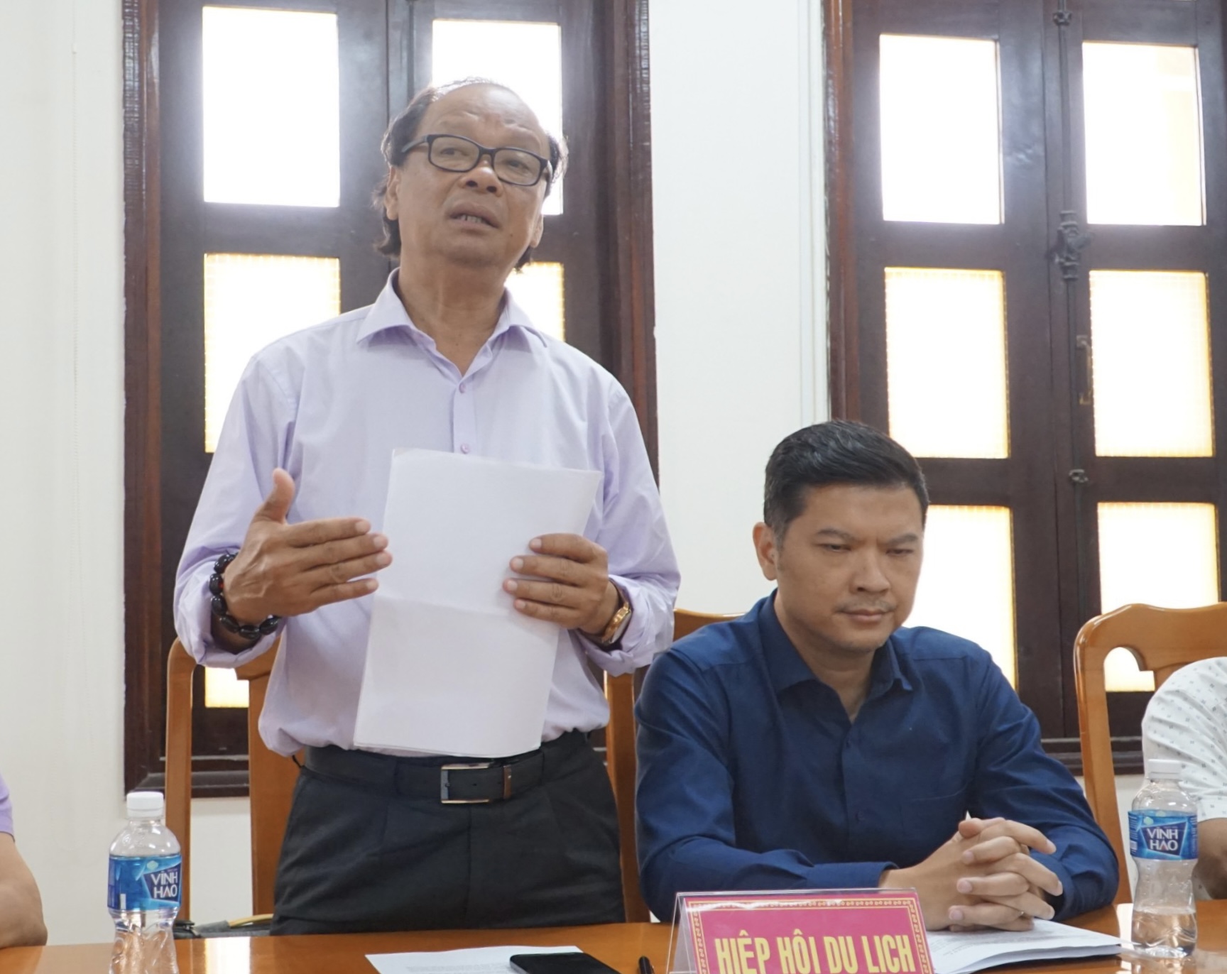 Ông Nguyễn Văn Khoa, Chủ tịch Hiệp hội Du lịch Bình Thuận trả lời về phản ánh. Ảnh: Duy Tuấn