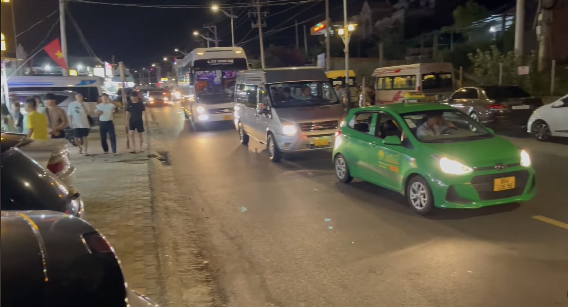Xe cộ đông đúc vào tối cuối tuần ở Hàm Tiến. Ảnh: Duy Tuấn