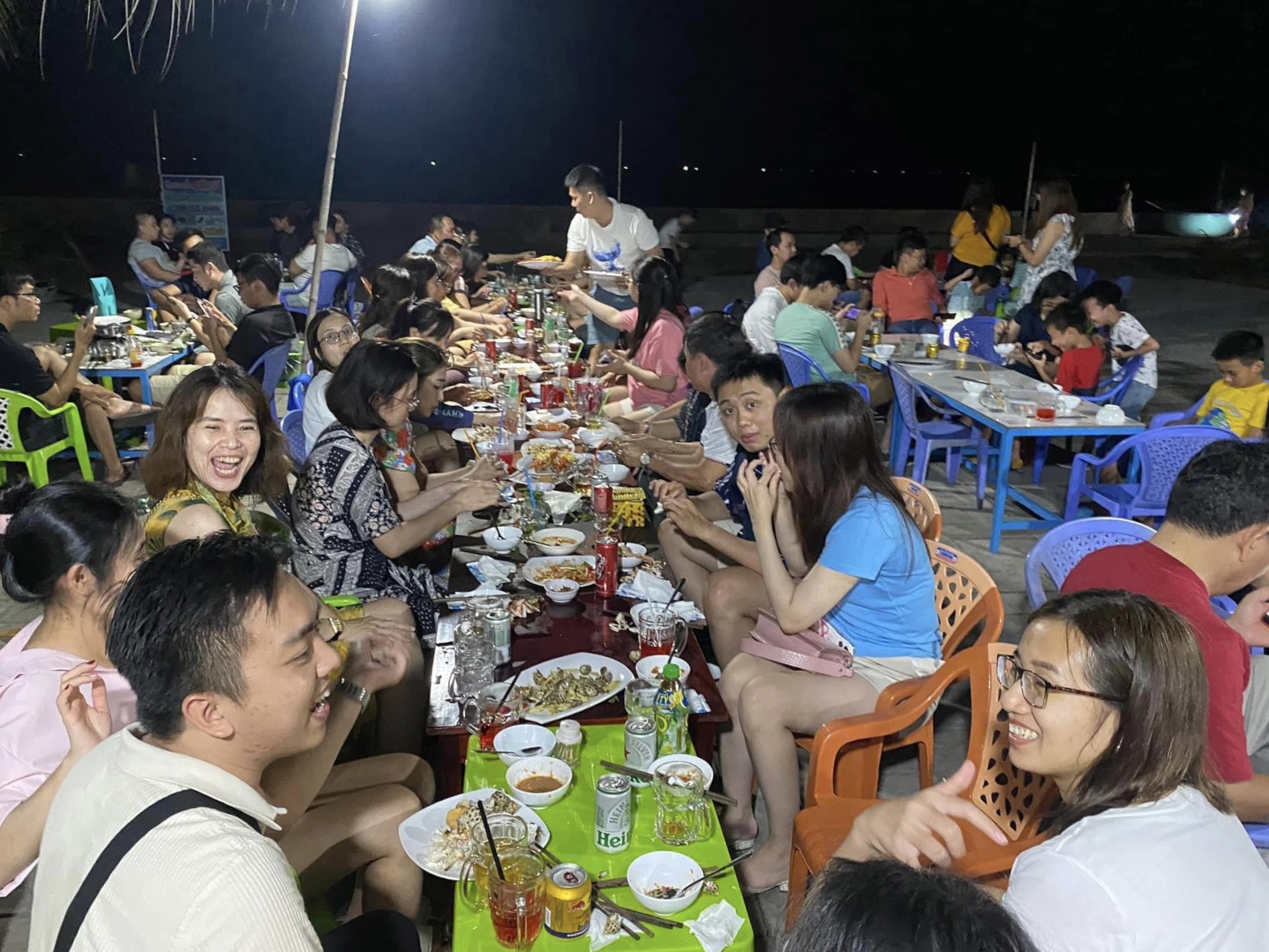 Các quán ăn ven biển Hàm Tiến - Mũi Né đông kín du khách thưởng thức hải sản tươi sống. Ảnh: Duy Tuấn