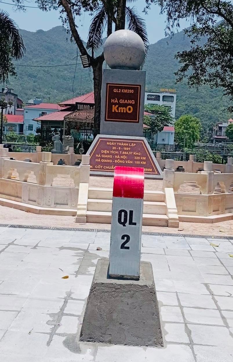 Vị trí Cộ mốc số 0 thẳng lối vào khu thăm quan Cột mốc Km0 được TP. Hà Giang đầu tư chỉnh sửa gần đây.